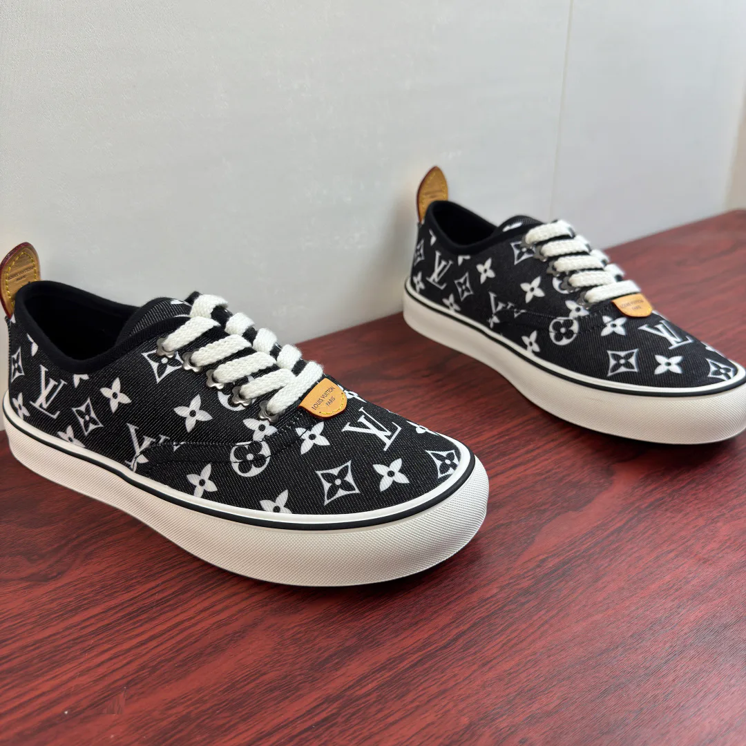 Кроссовки Женские Louis Vuitton 18100540