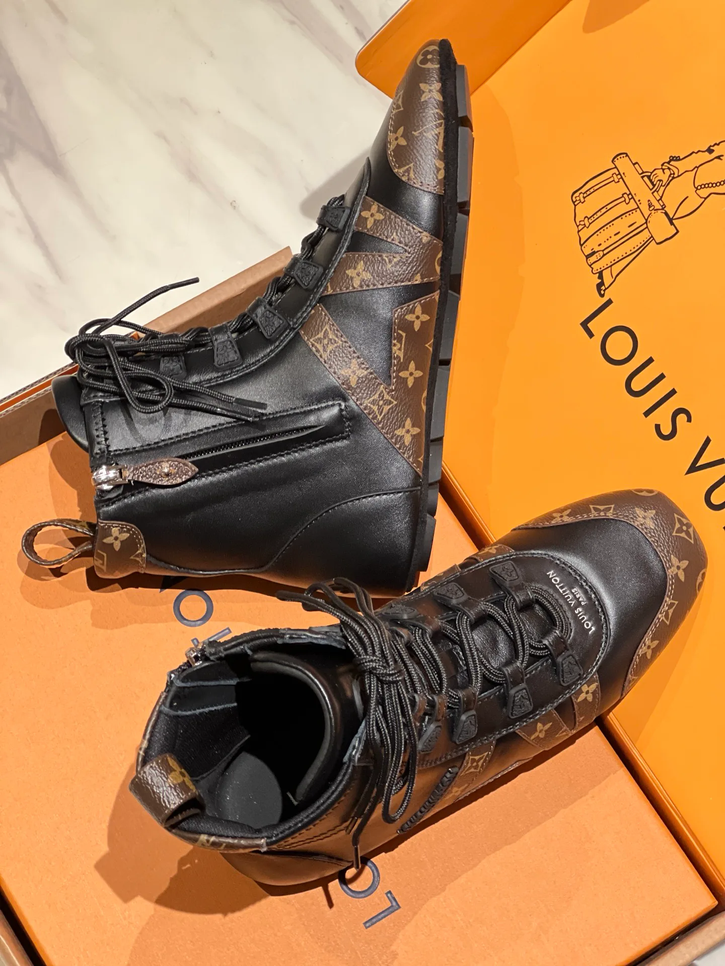 Кроссовки Женские Louis Vuitton 18194174