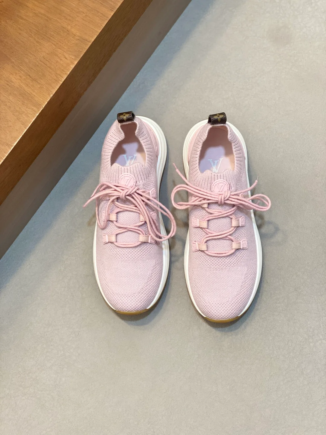 Кроссовки Женские Louis Vuitton 18749229