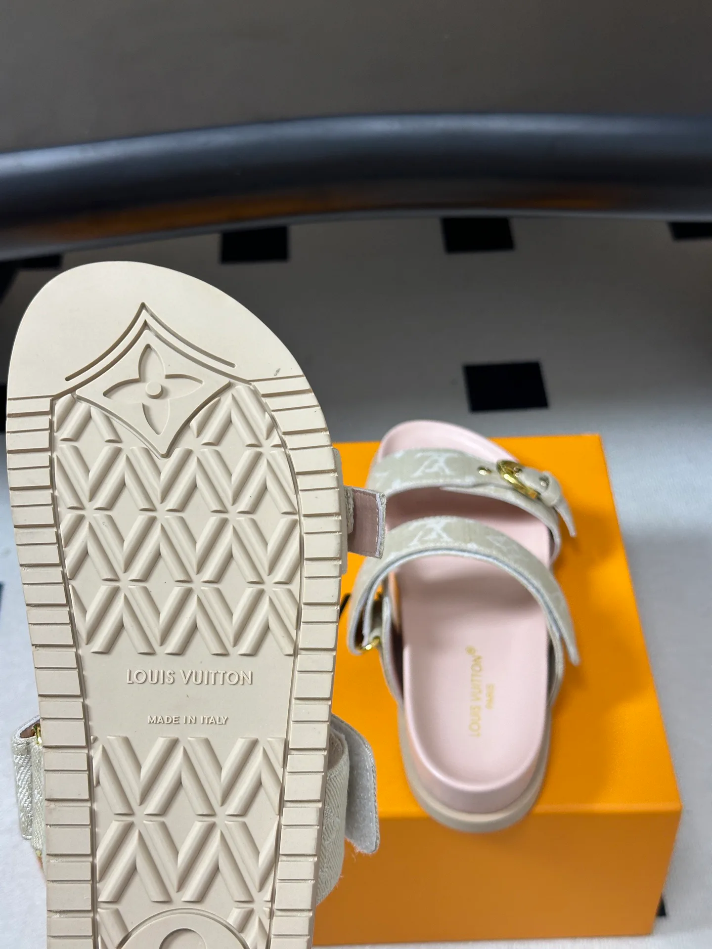 Шлепанцы Женские Louis Vuitton 18049598