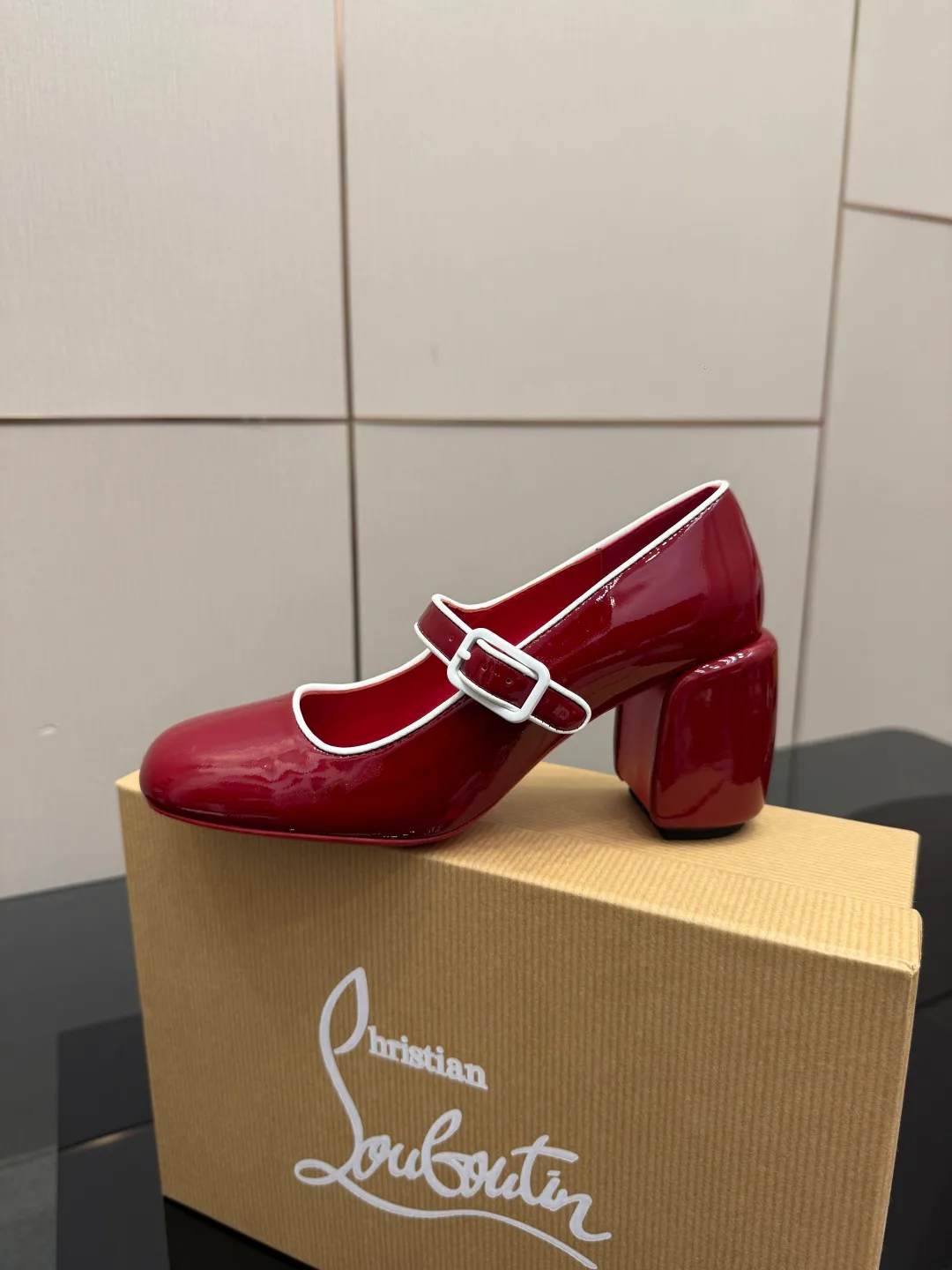 Туфли Женские Christian Louboutin 555383