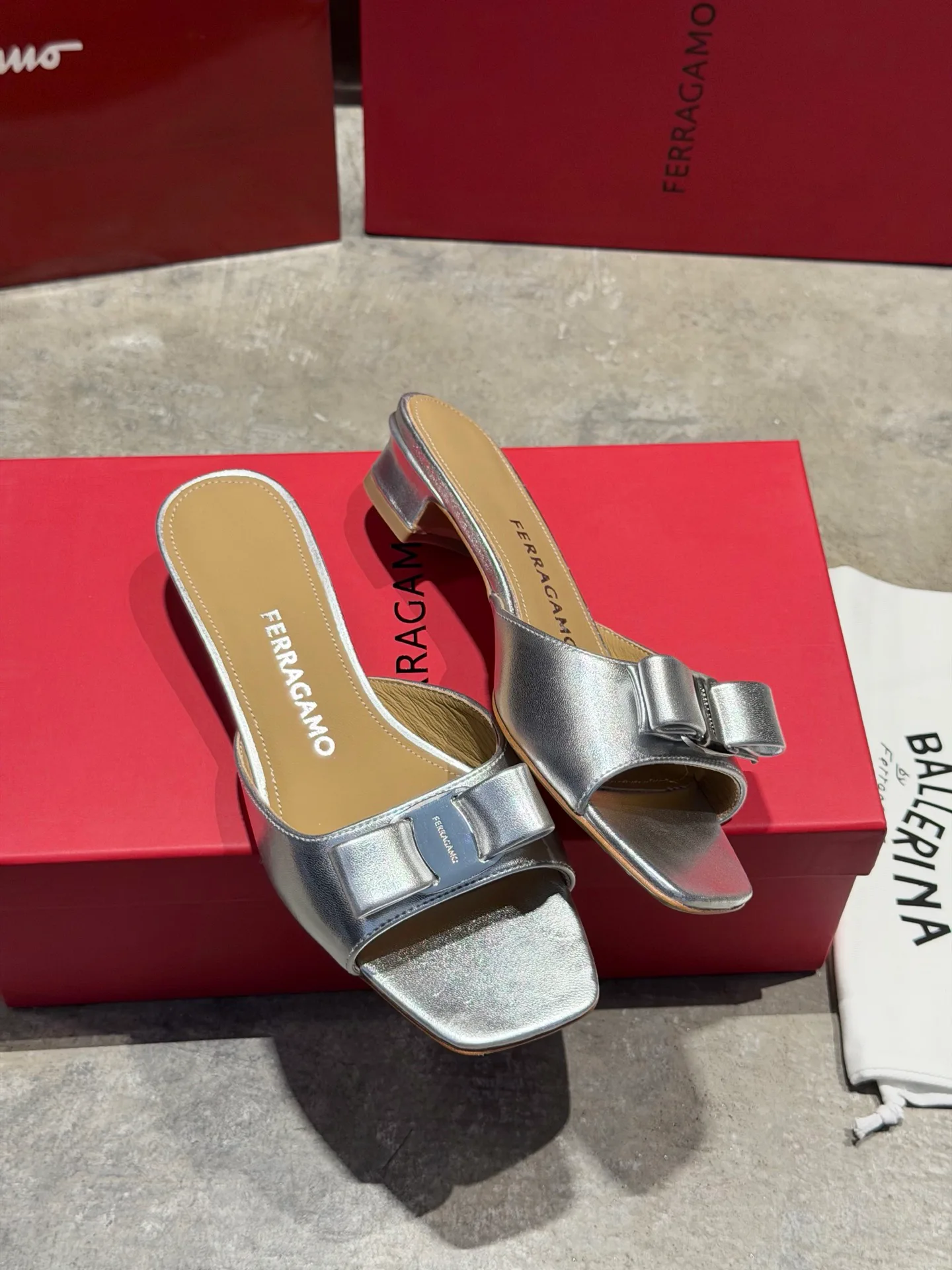 Босоножки Женские Salvatore Ferragamo 17642572