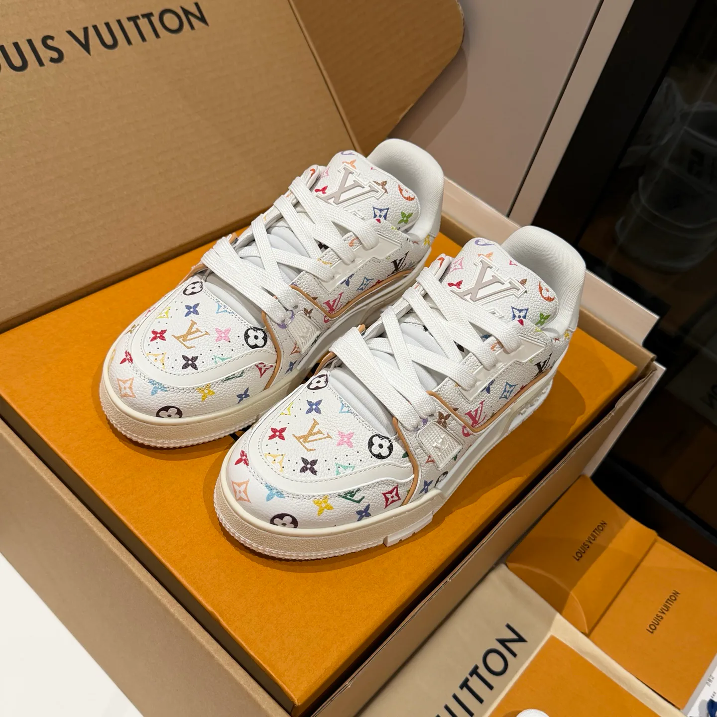 Кроссовки Женские Louis Vuitton 18121549