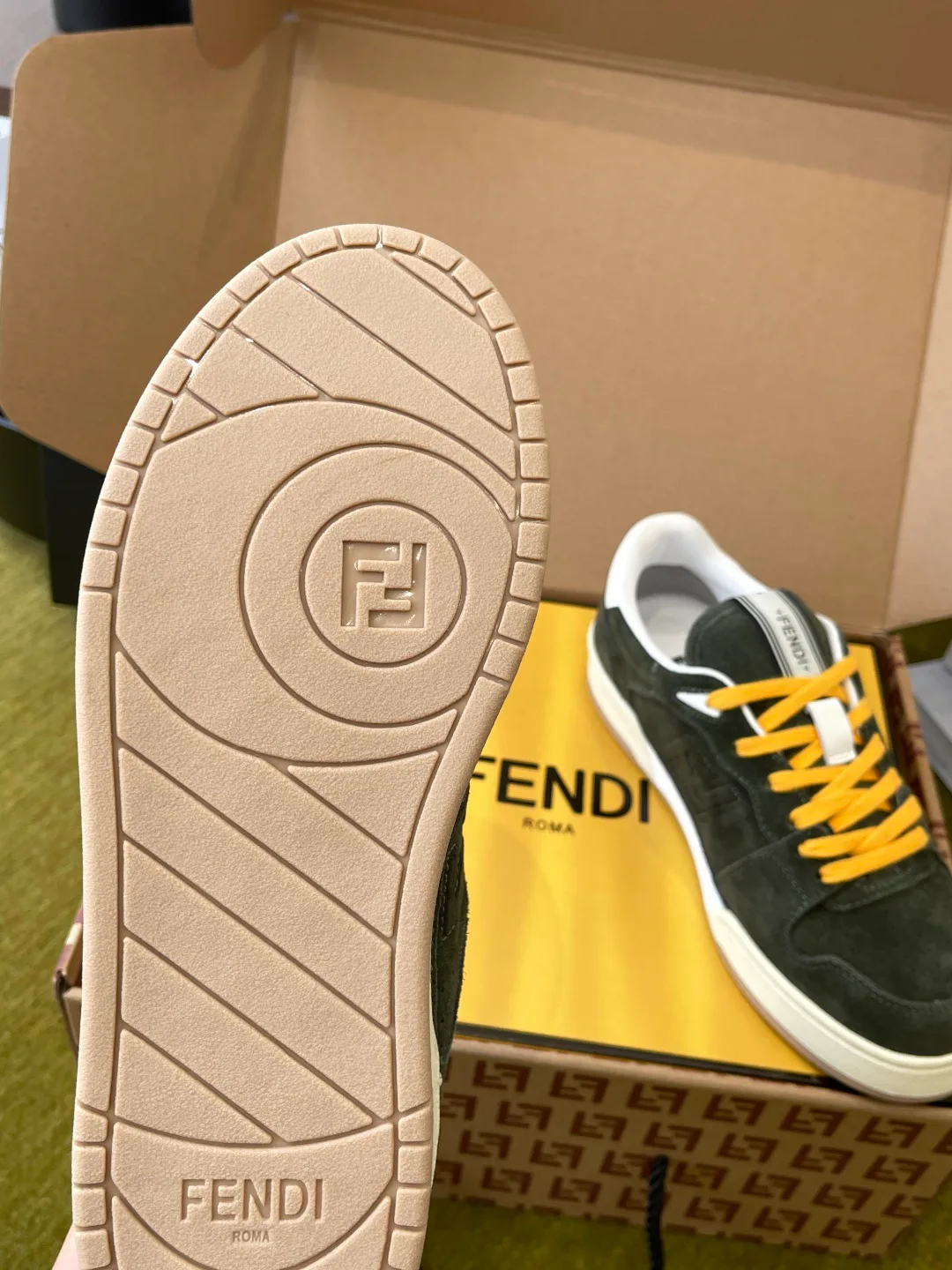 Кроссовки Женские Fendi 18737572