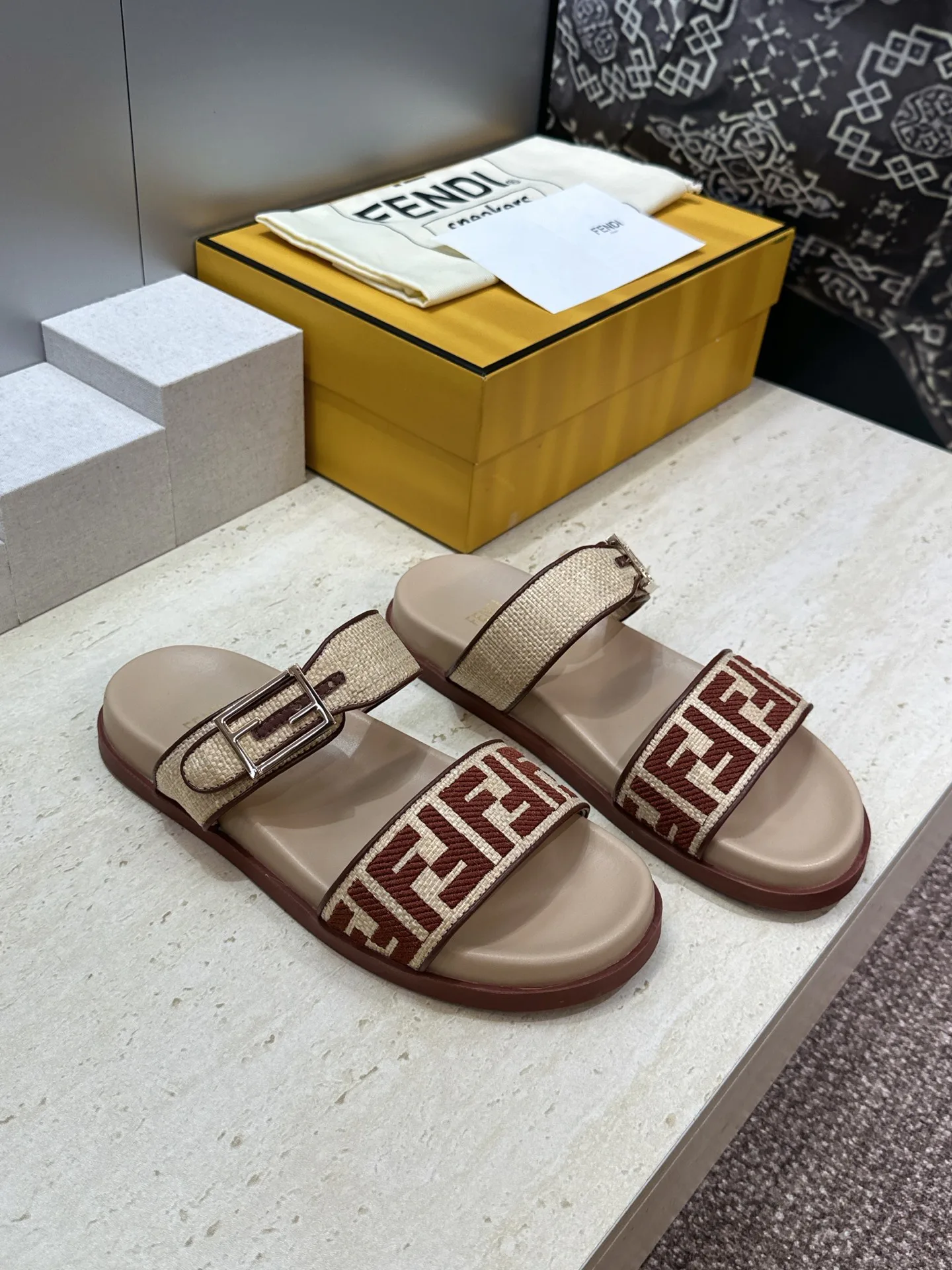Шлепанцы Женские Fendi 16910446