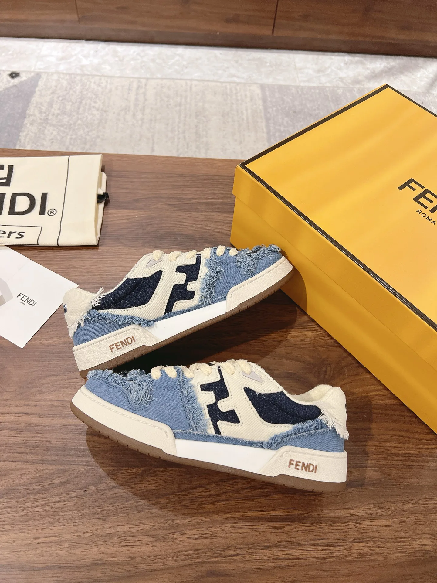 Кроссовки Женские Fendi 18219590