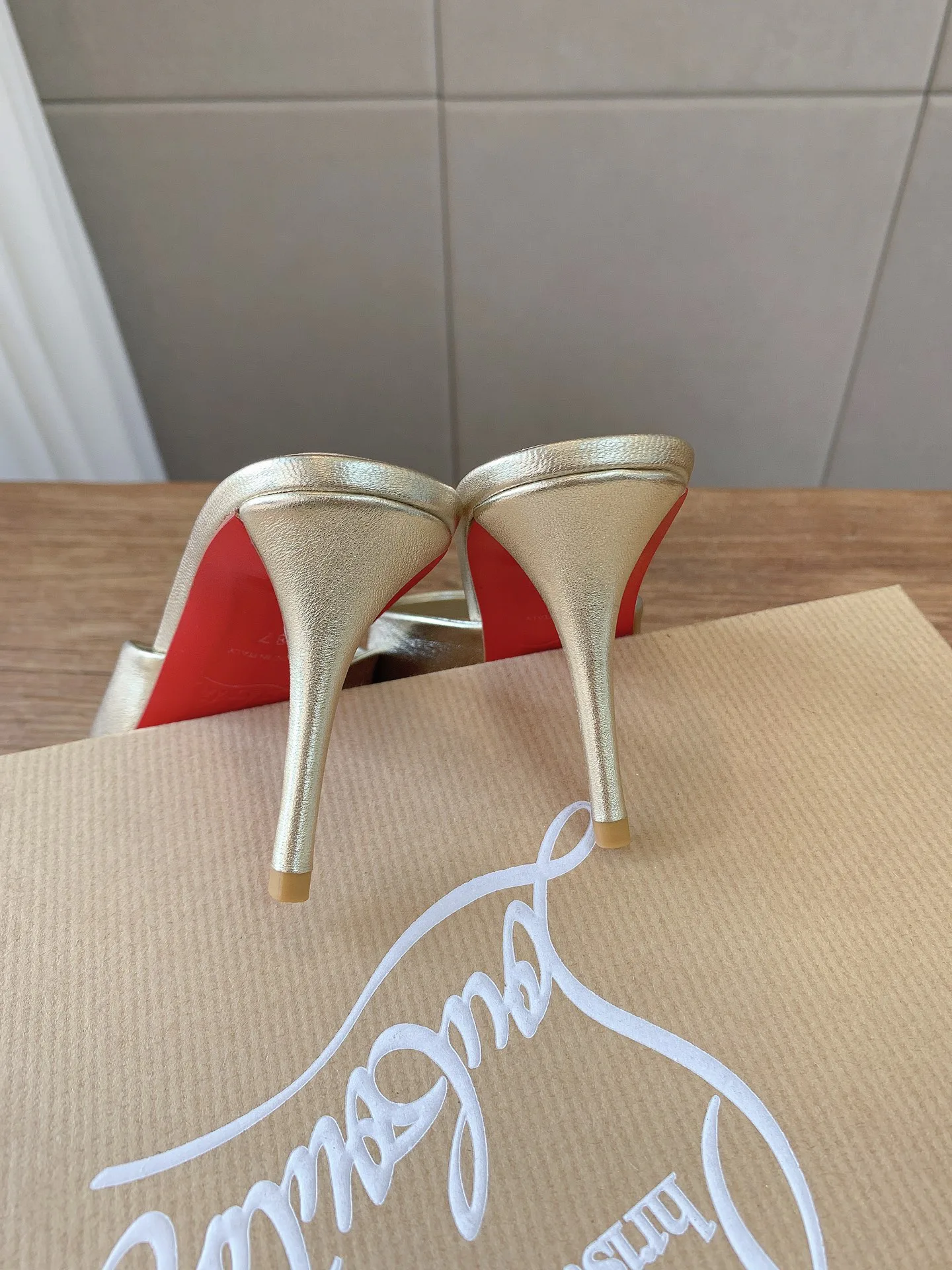 Туфли Женские Christian Louboutin 19673376