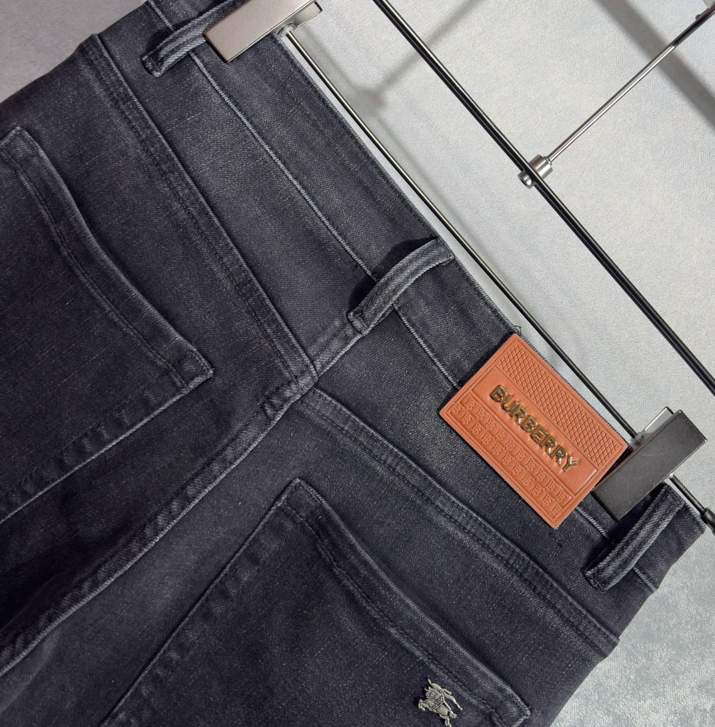 Джинсы Мужские Burberry 18098368