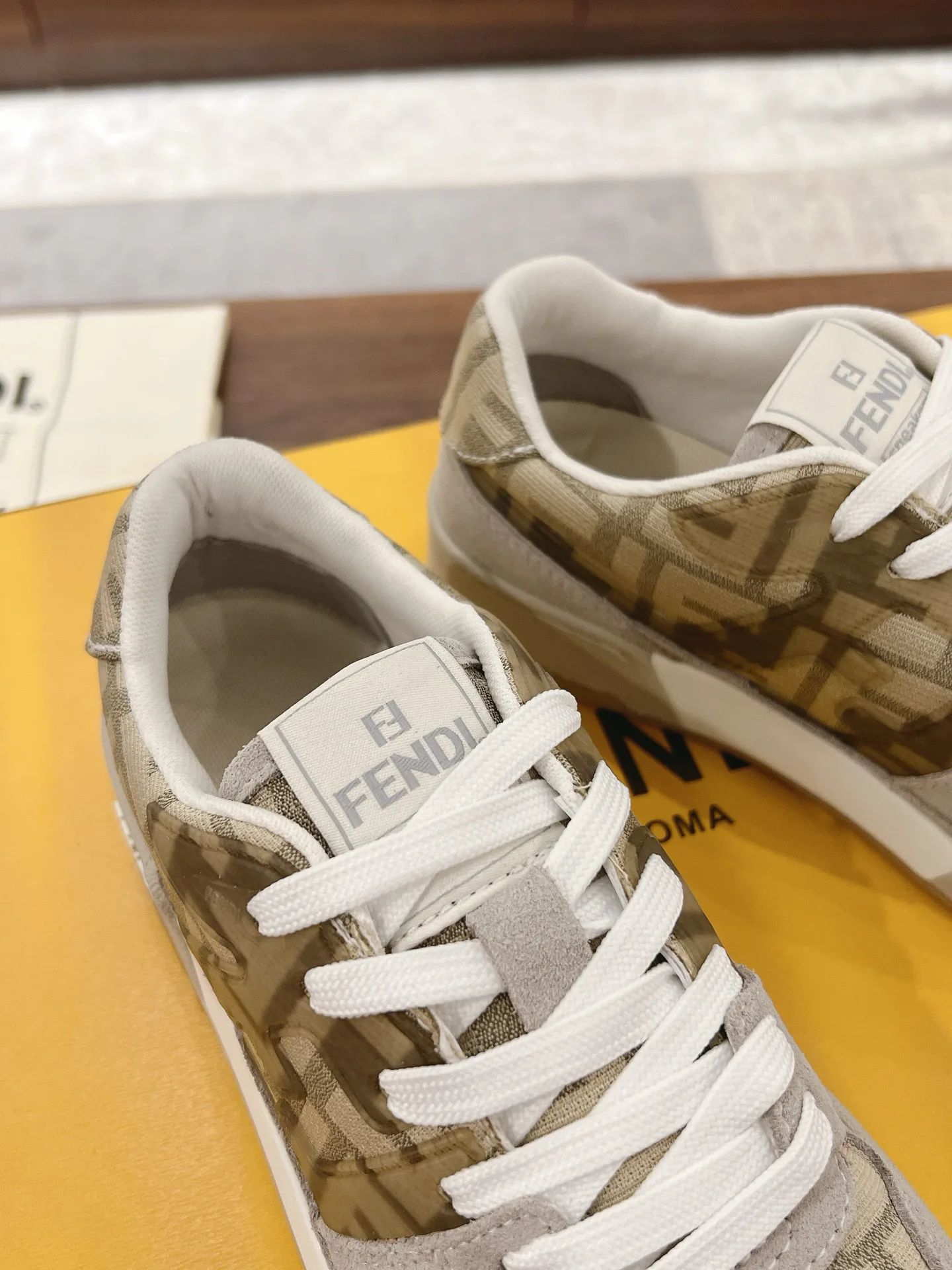 Кроссовки Женские Fendi 18219610