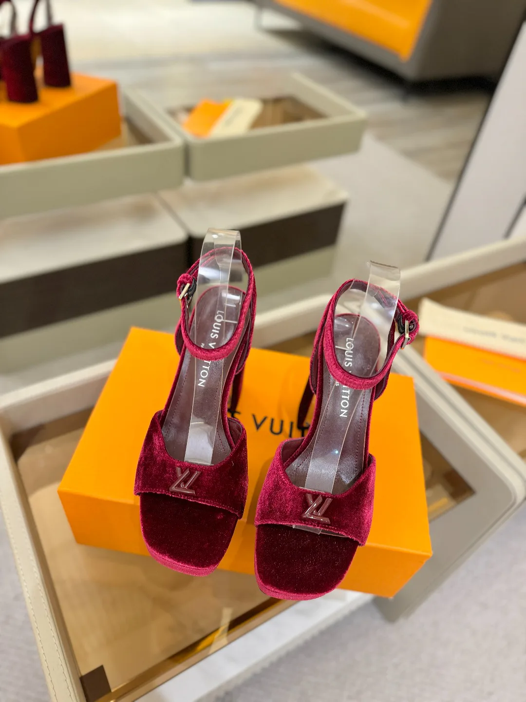 Босоножки Женские Louis Vuitton 10910176