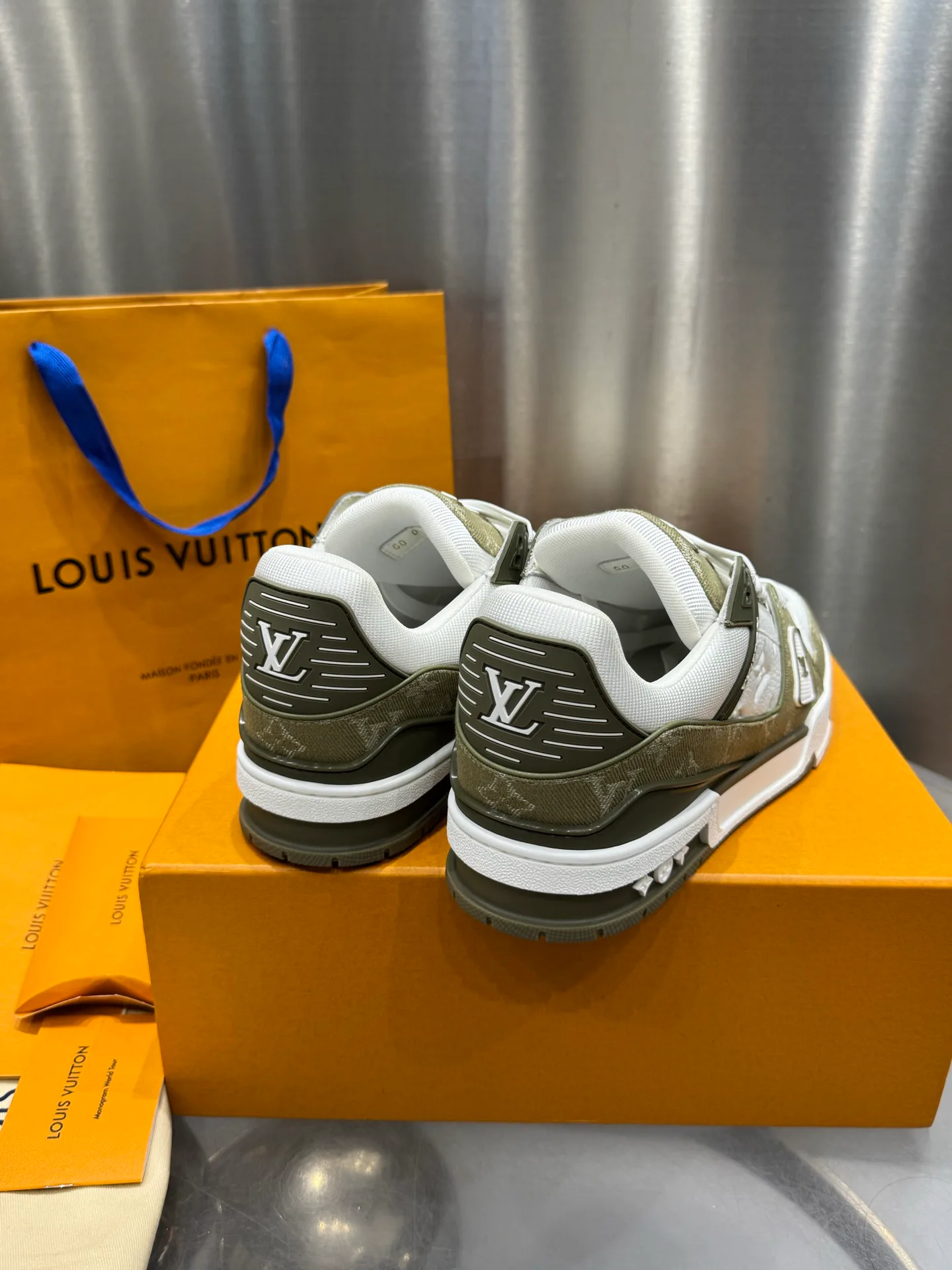 Кроссовки Женские Louis Vuitton 19073345