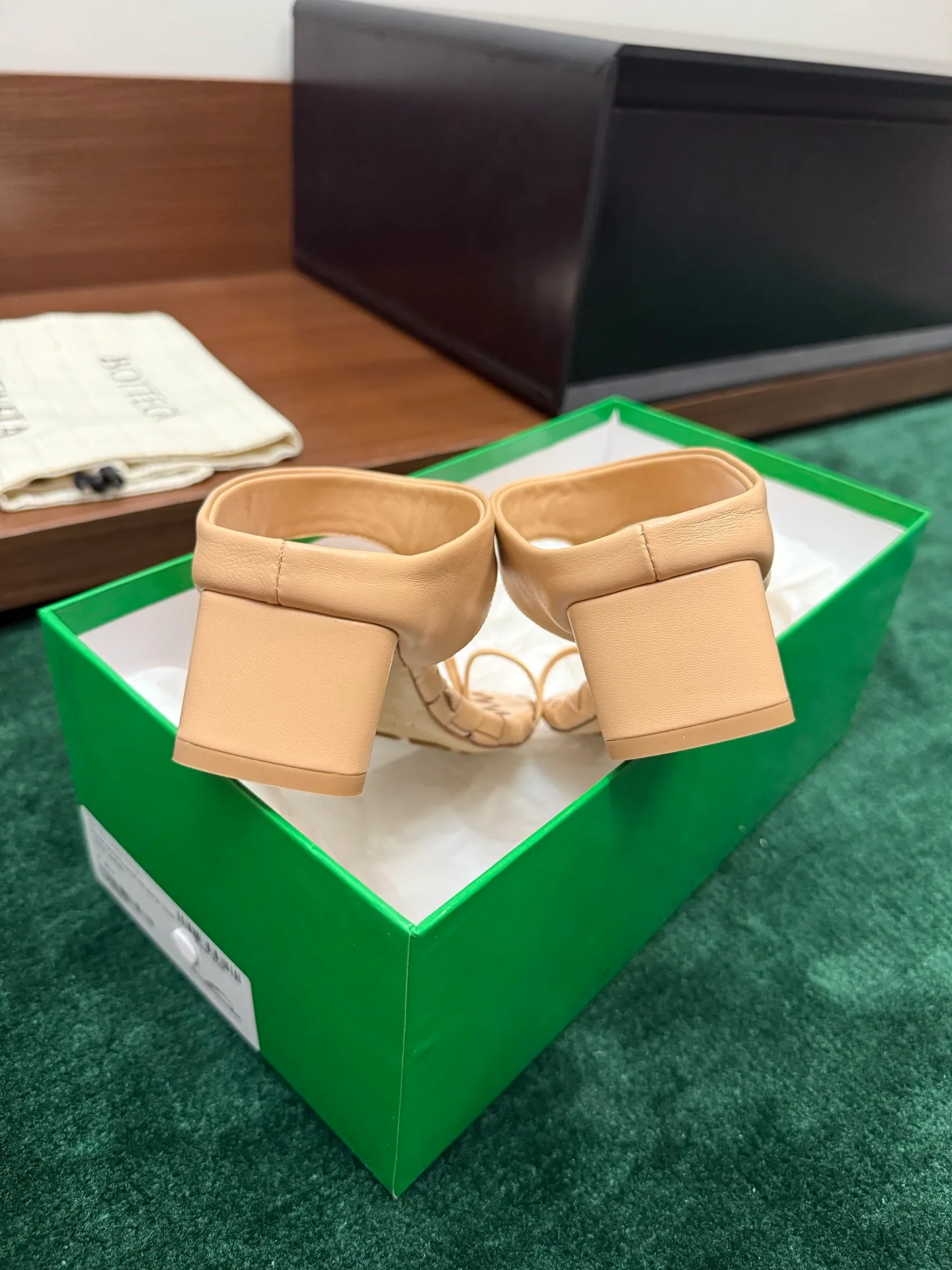 Шлепанцы Женские Bottega Veneta 17386151