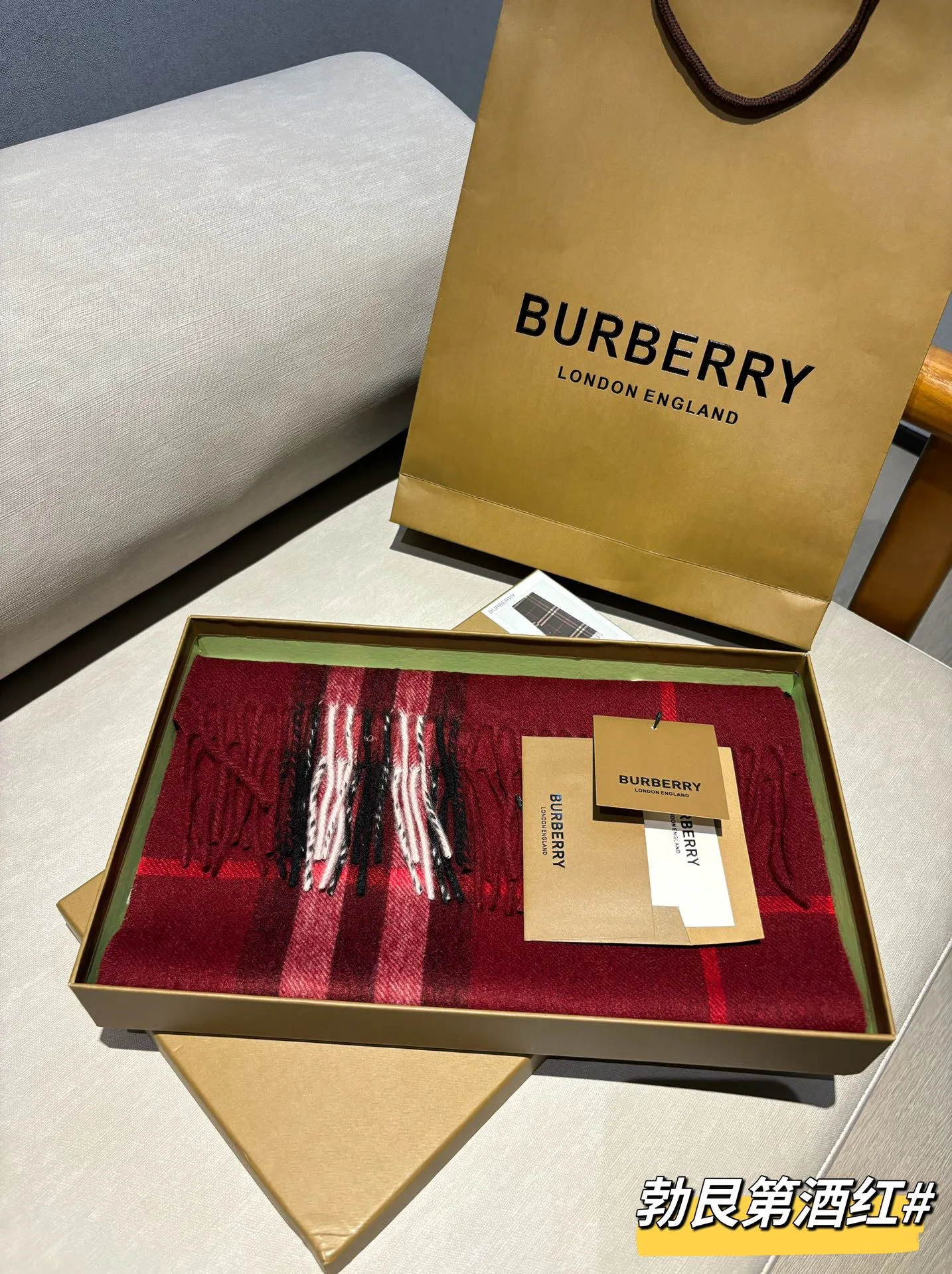 Шарфы Burberry 18507484