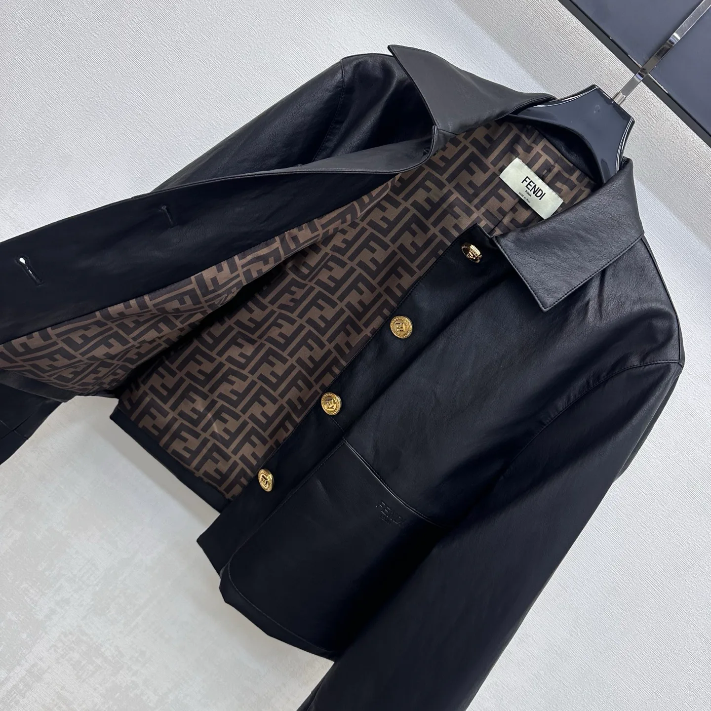 Кожаные Куртки И Дублёнки Женские Fendi 18432098