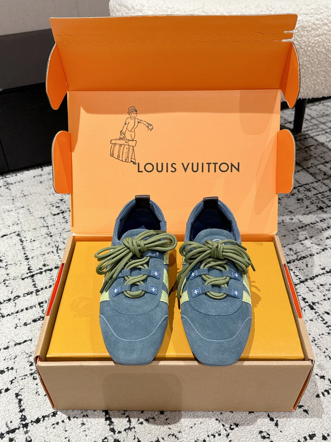 Кроссовки Женские Louis Vuitton 18409713