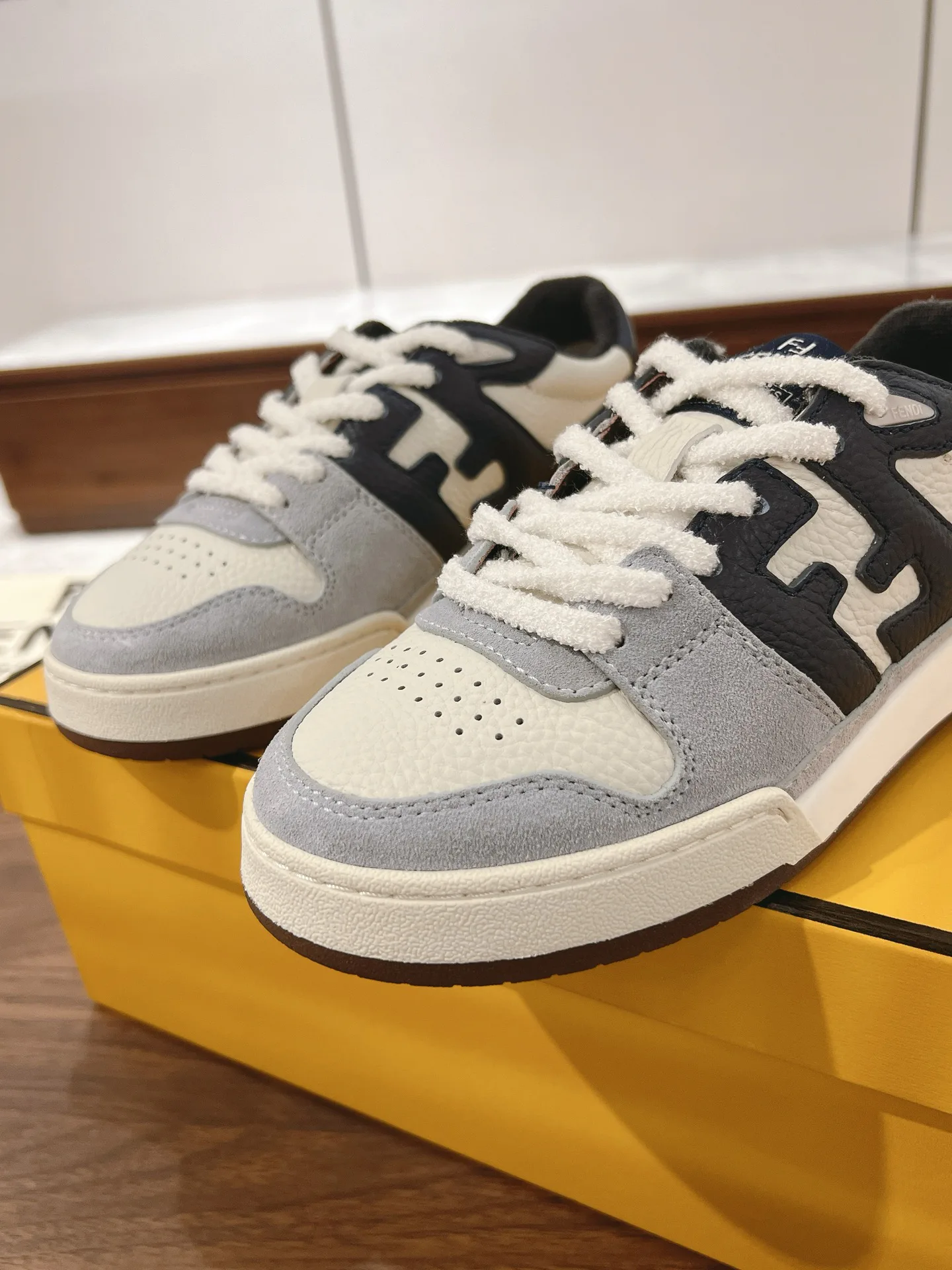 Кроссовки Женские Fendi 18219600