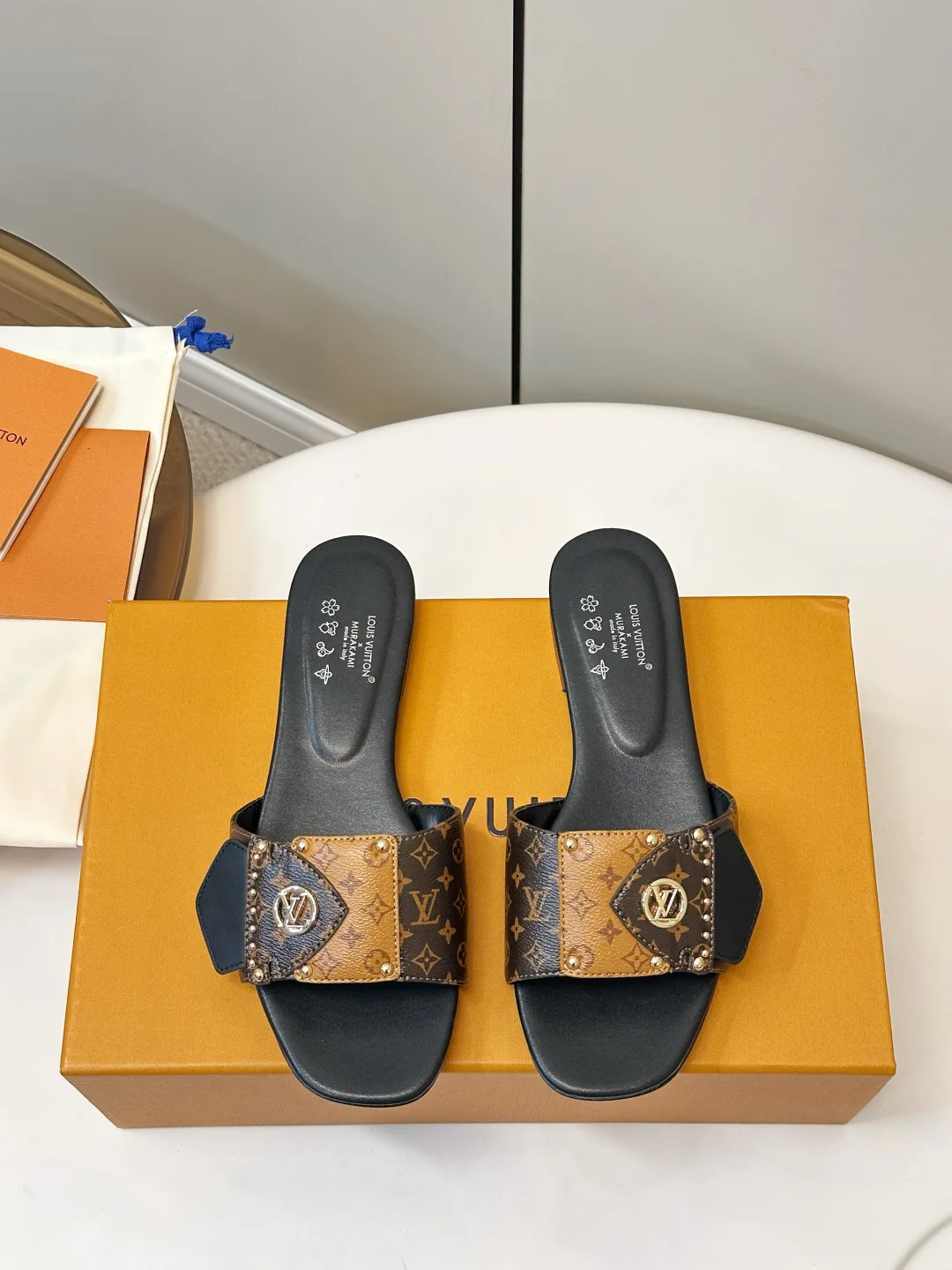 Шлепанцы Женские Louis Vuitton 12338559