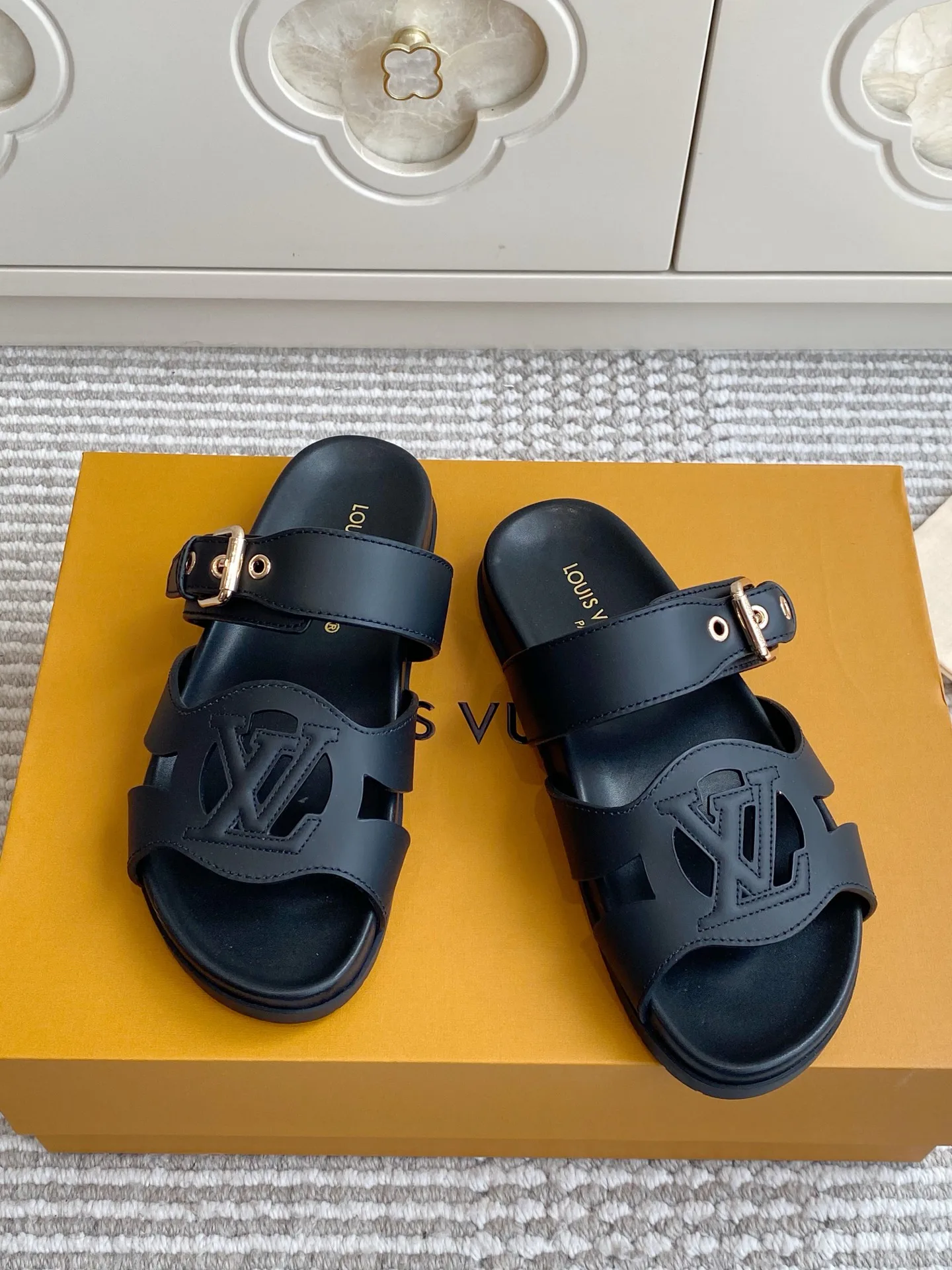 Шлепанцы Женские Louis Vuitton 17572158