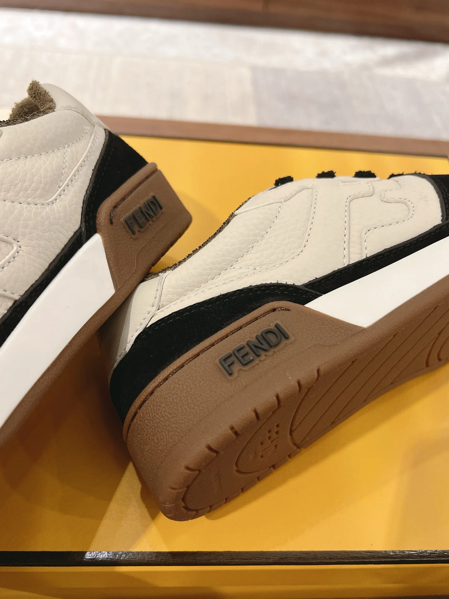 Кроссовки Женские Fendi 18219599
