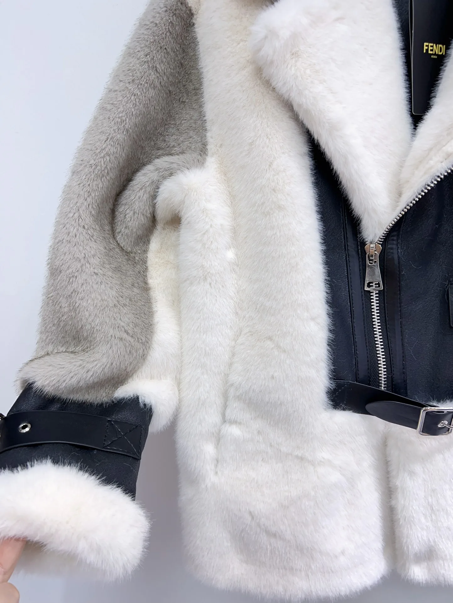 Кожаные Куртки И Дублёнки Женские Fendi 856080