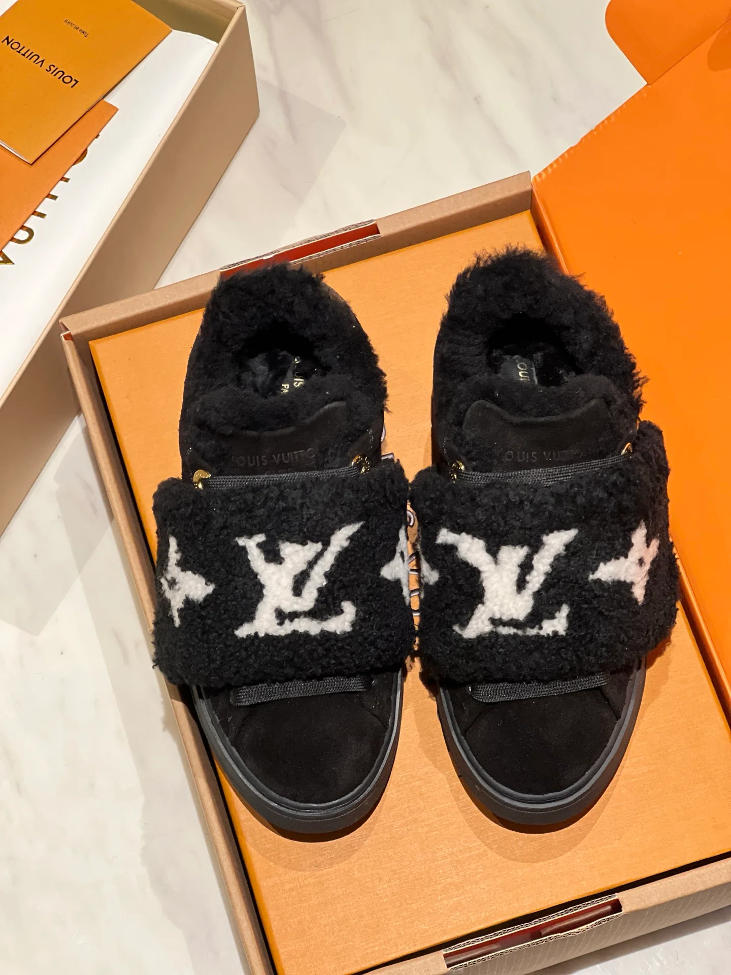 Кроссовки Женские Louis Vuitton 18998310
