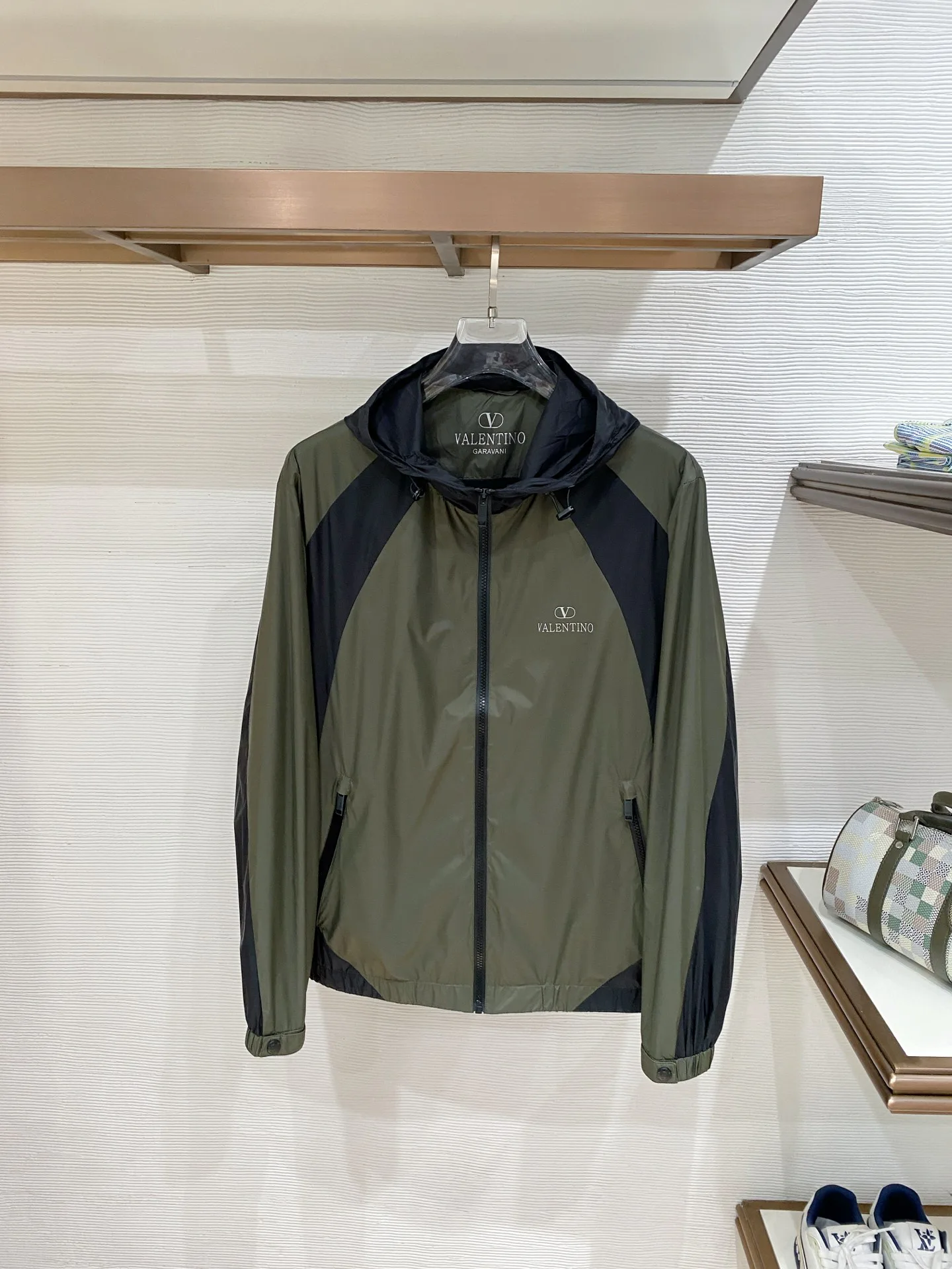 Куртки И Пуховики Мужские Valentino 11392196