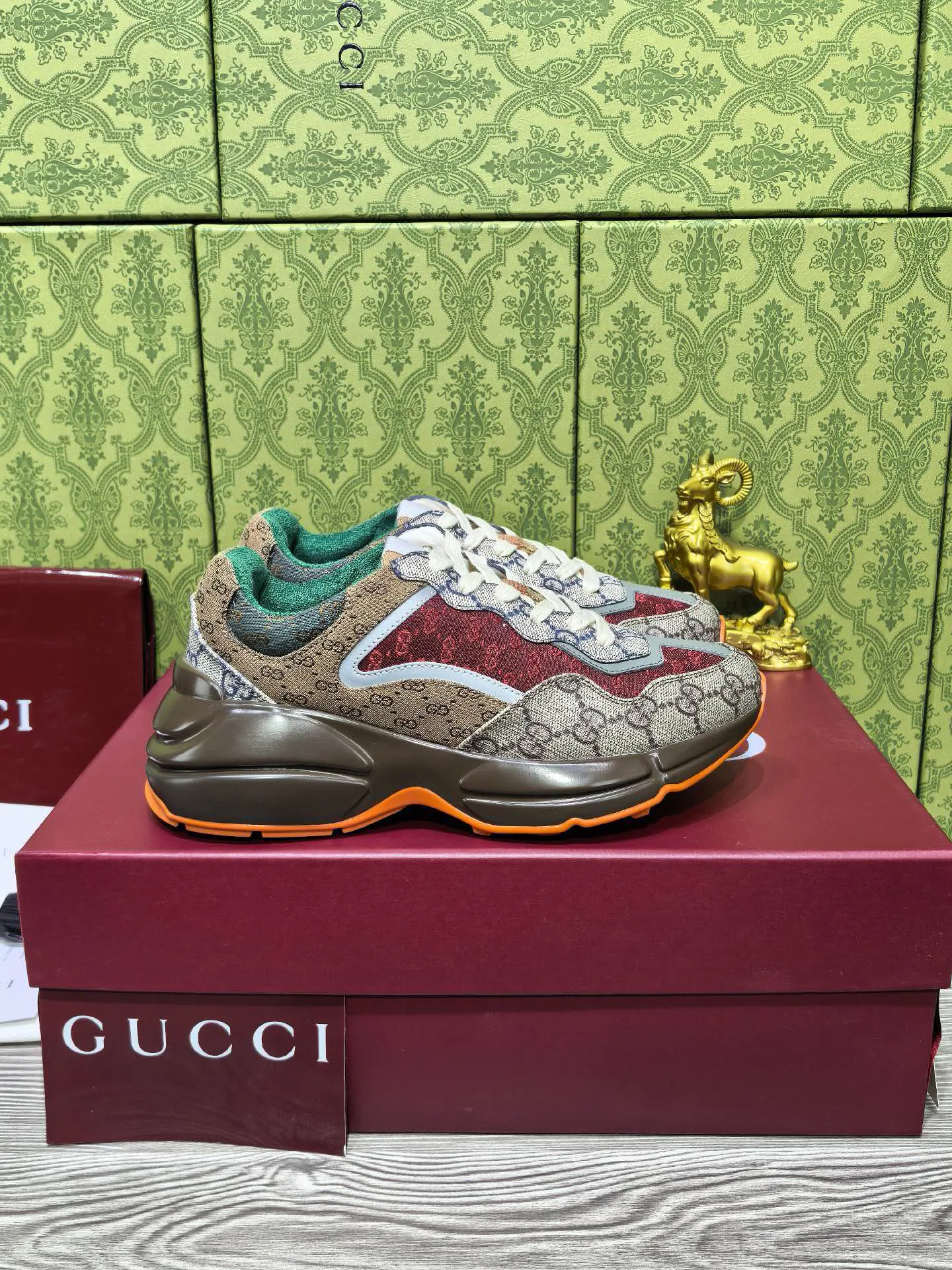 Кроссовки Женские Gucci 18039948