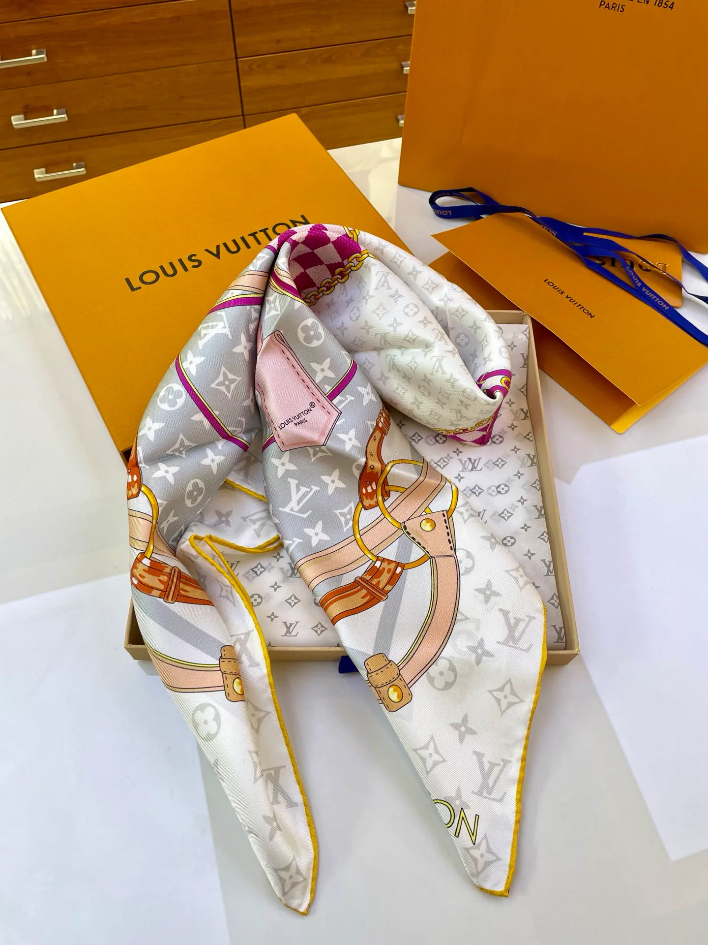 Платки Louis Vuitton 1981404