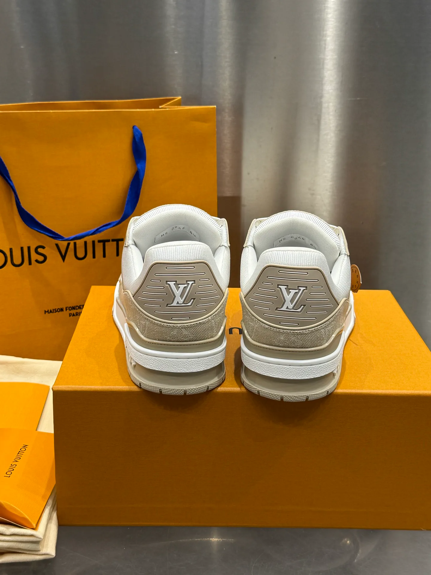 Кроссовки Женские Louis Vuitton 19073344