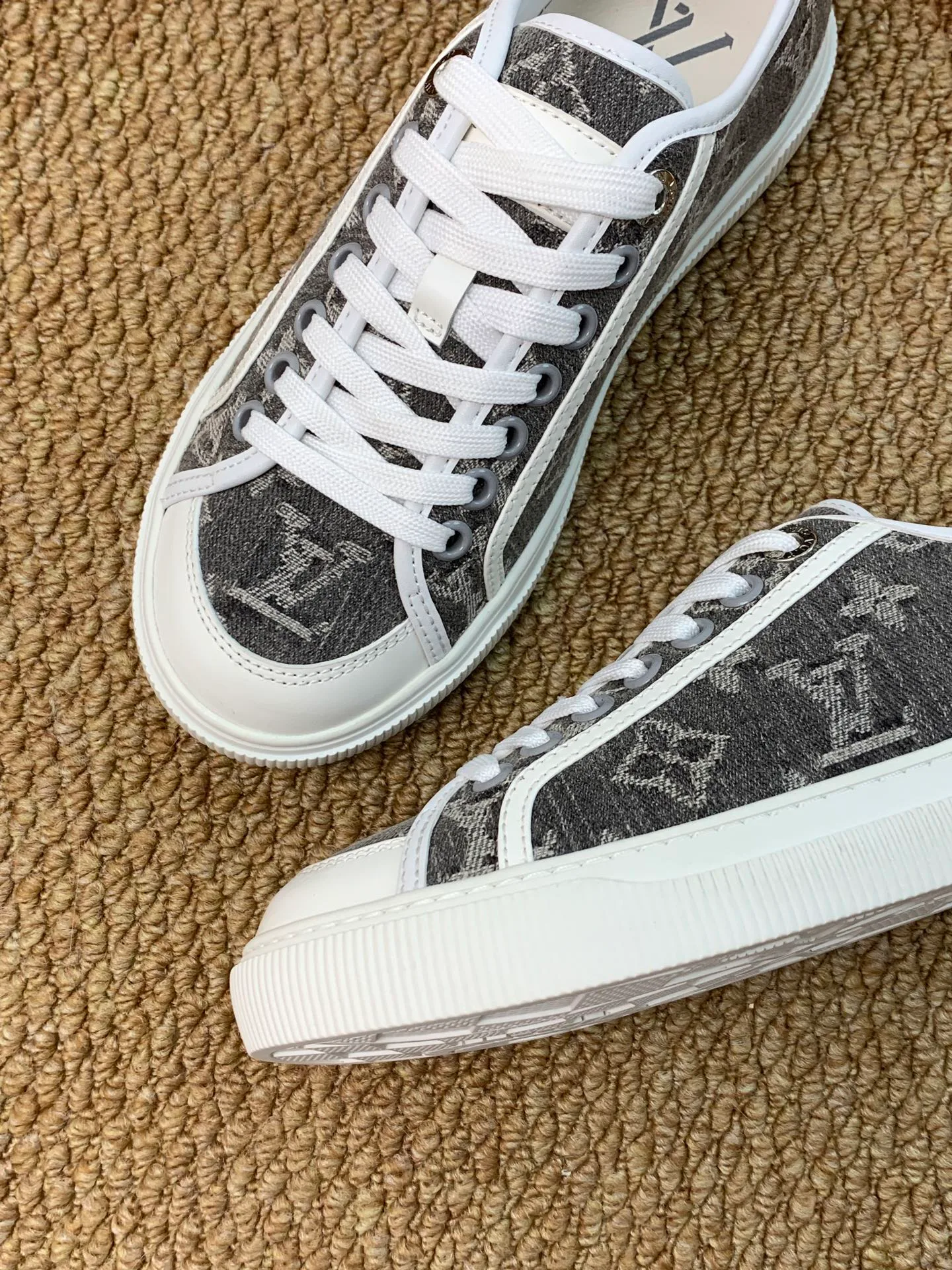 Кроссовки Женские Louis Vuitton 17545204