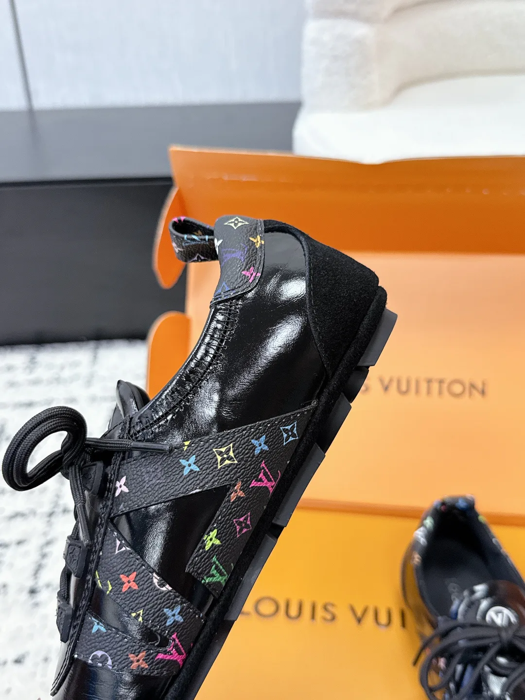 Кроссовки Женские Louis Vuitton 18409685