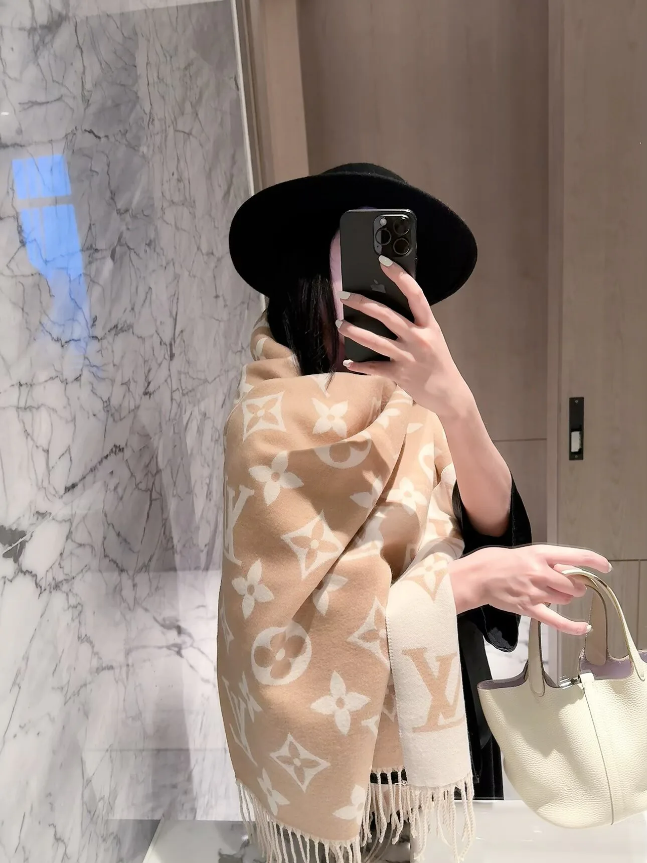 Шарфы Louis Vuitton 18322510