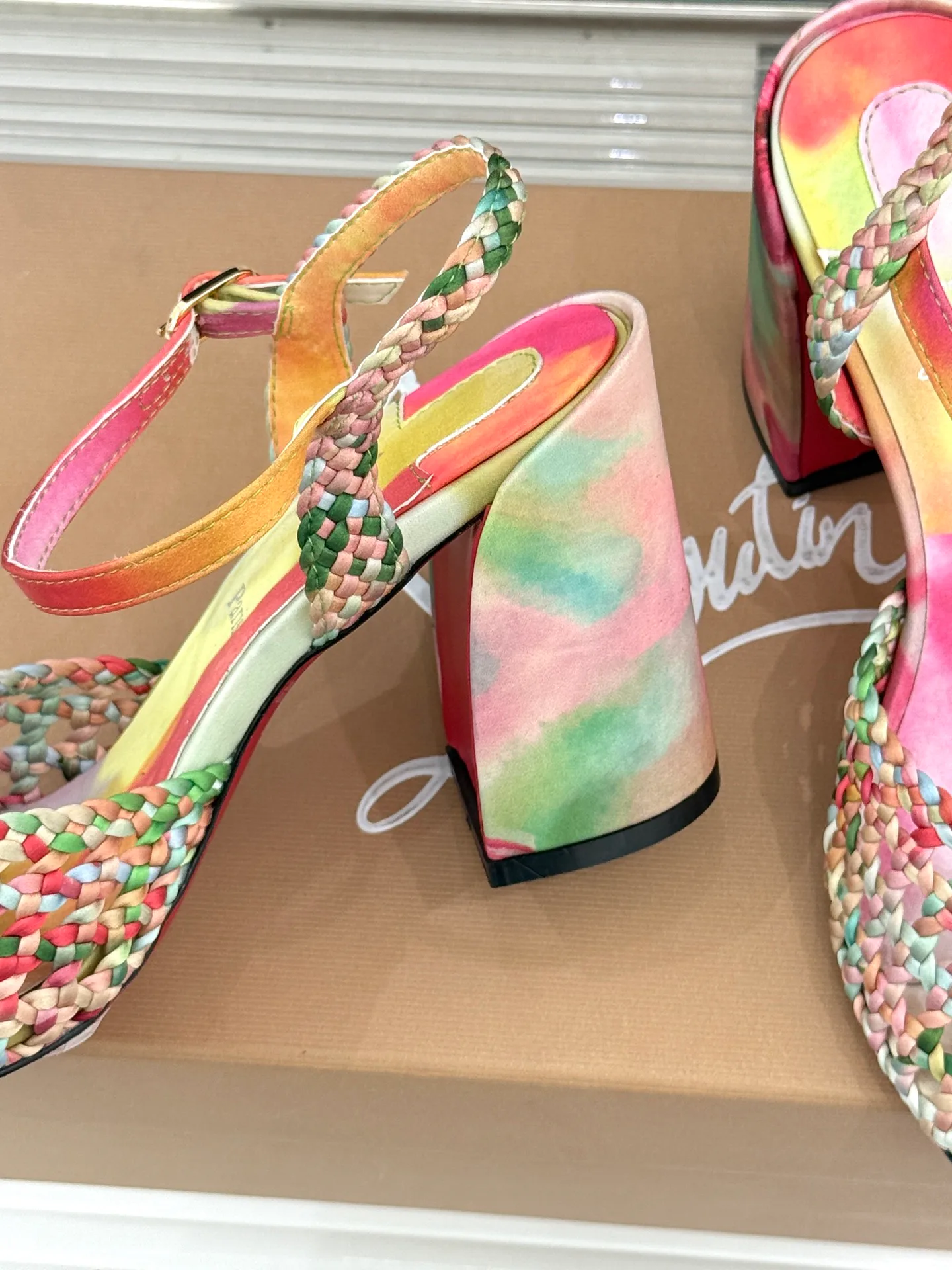 Босоножки Женские Christian Louboutin 19367924