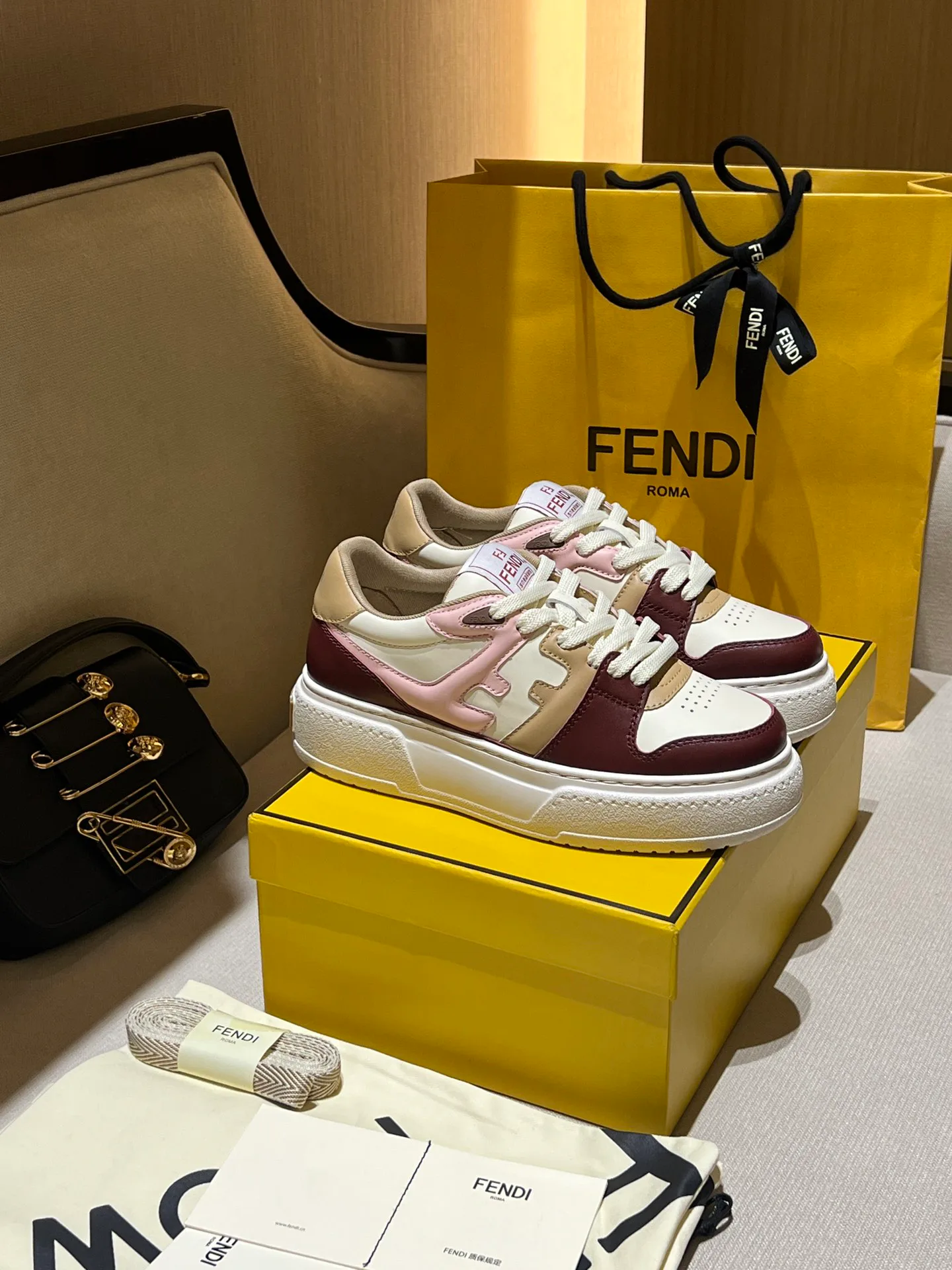 Кроссовки Женские Fendi 11275796
