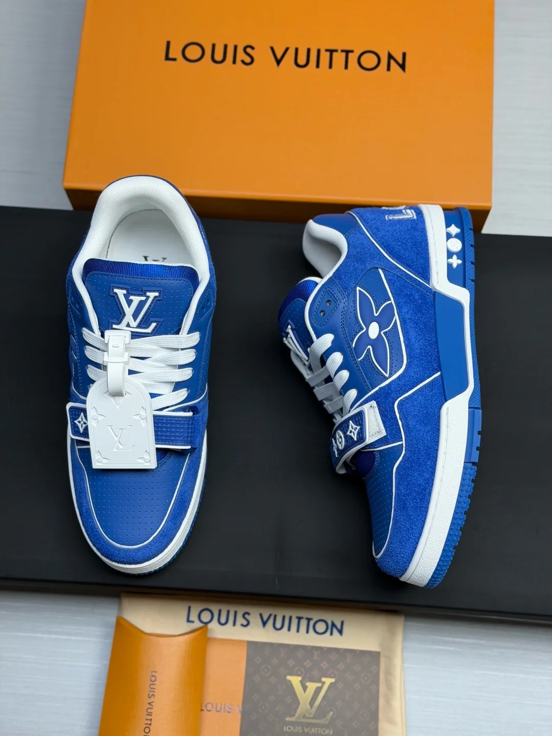 Кроссовки Женские Louis Vuitton 18810904