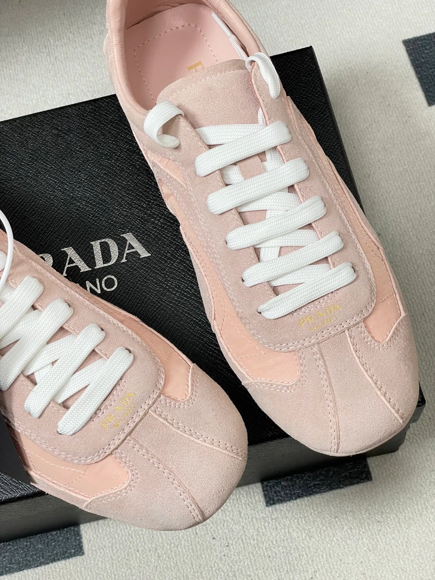 Кроссовки Женские Prada 12810929