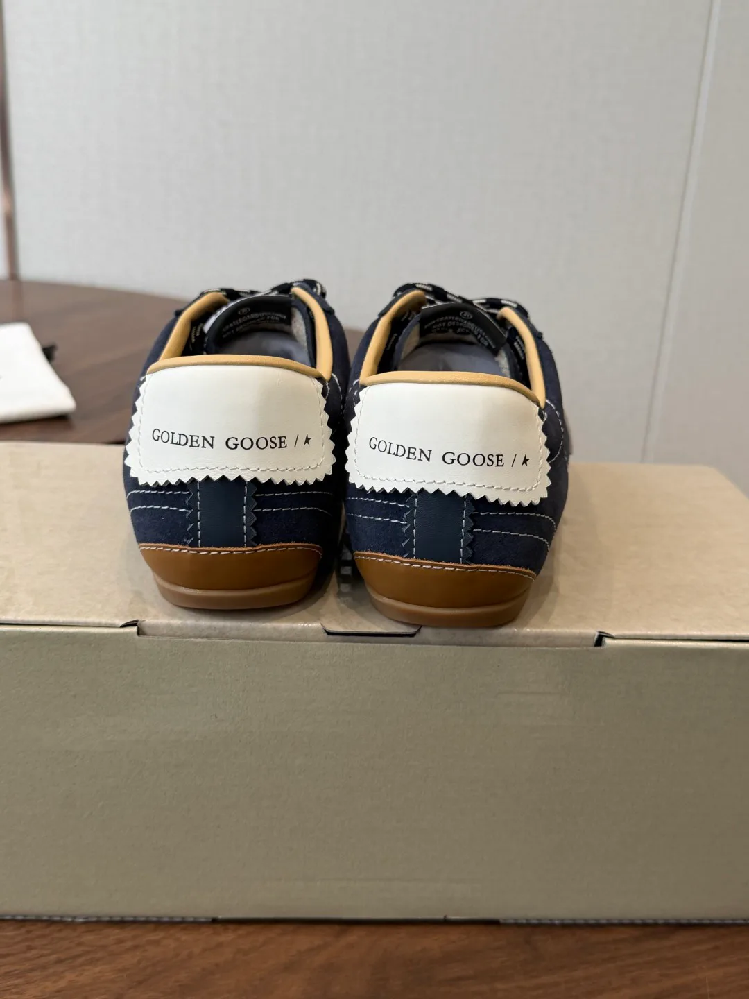 Кроссовки Женские Golden Goose 18687329