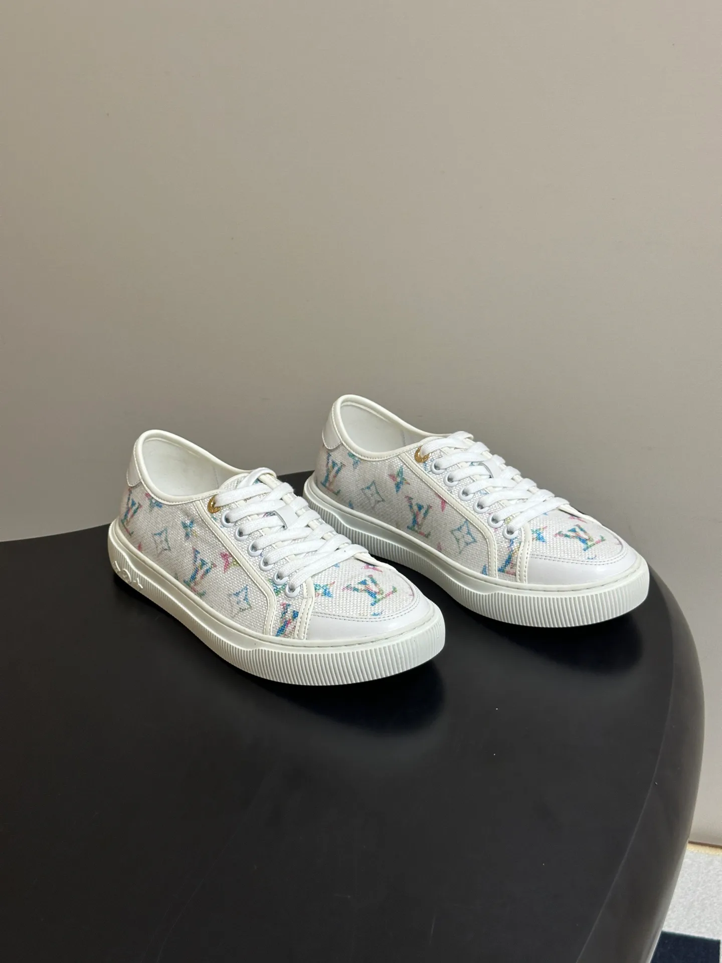 Кроссовки Женские Louis Vuitton 18340950