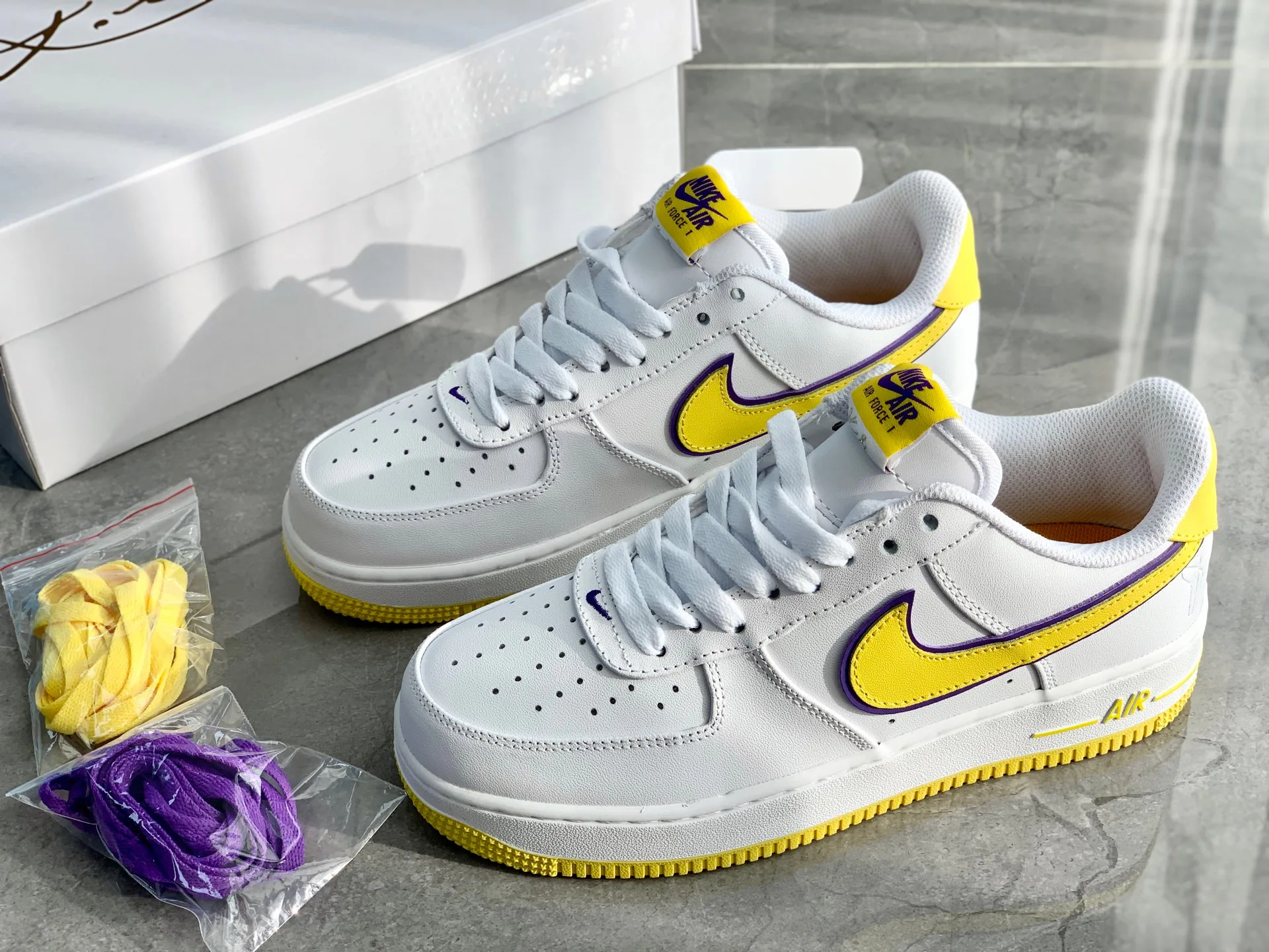 Кроссовки Женские Nike 2048