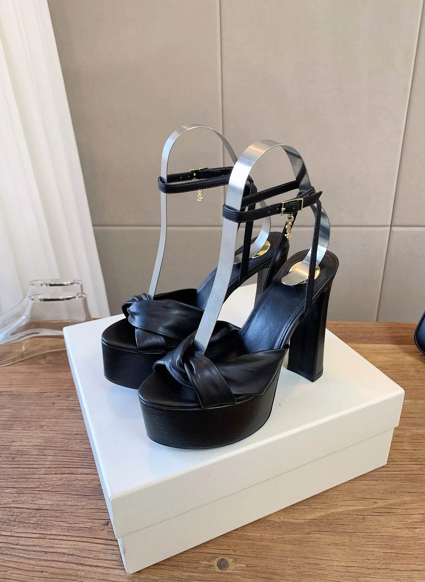 Босоножки Женские Saint Laurent 18365386