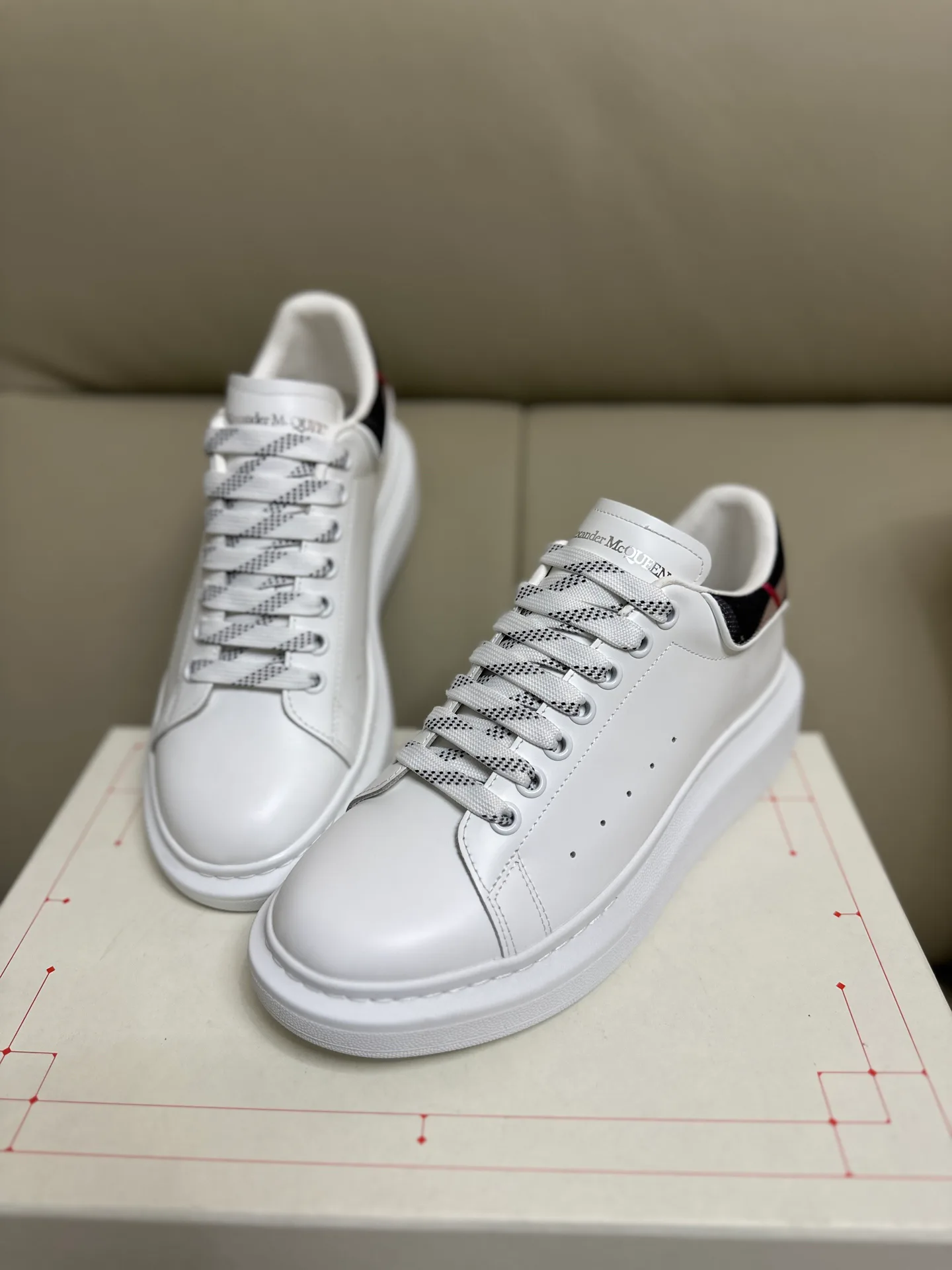 Кроссовки Женские Alexander Mcqueen 18616714