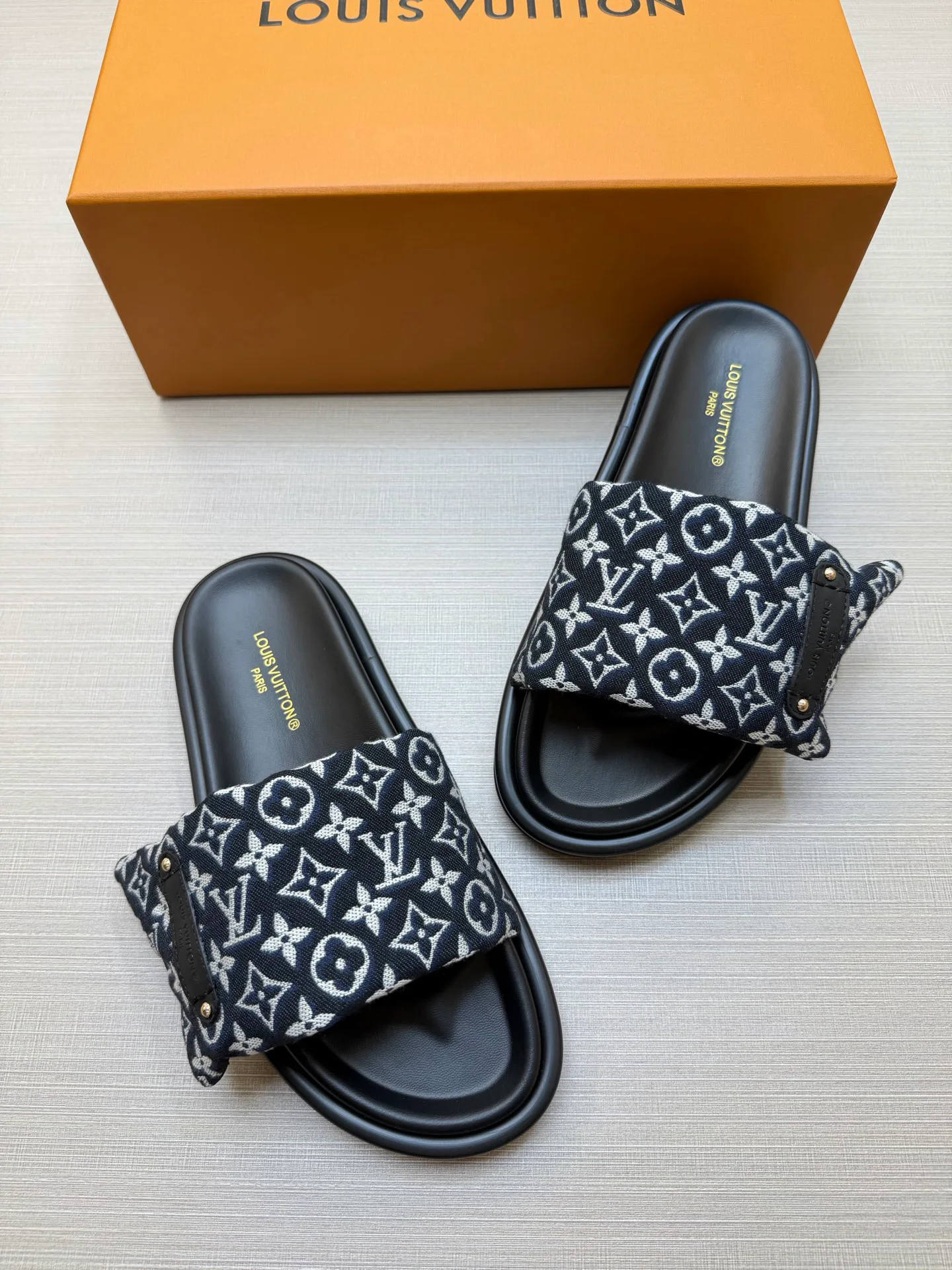 Шлепанцы Женские Louis Vuitton 18011826