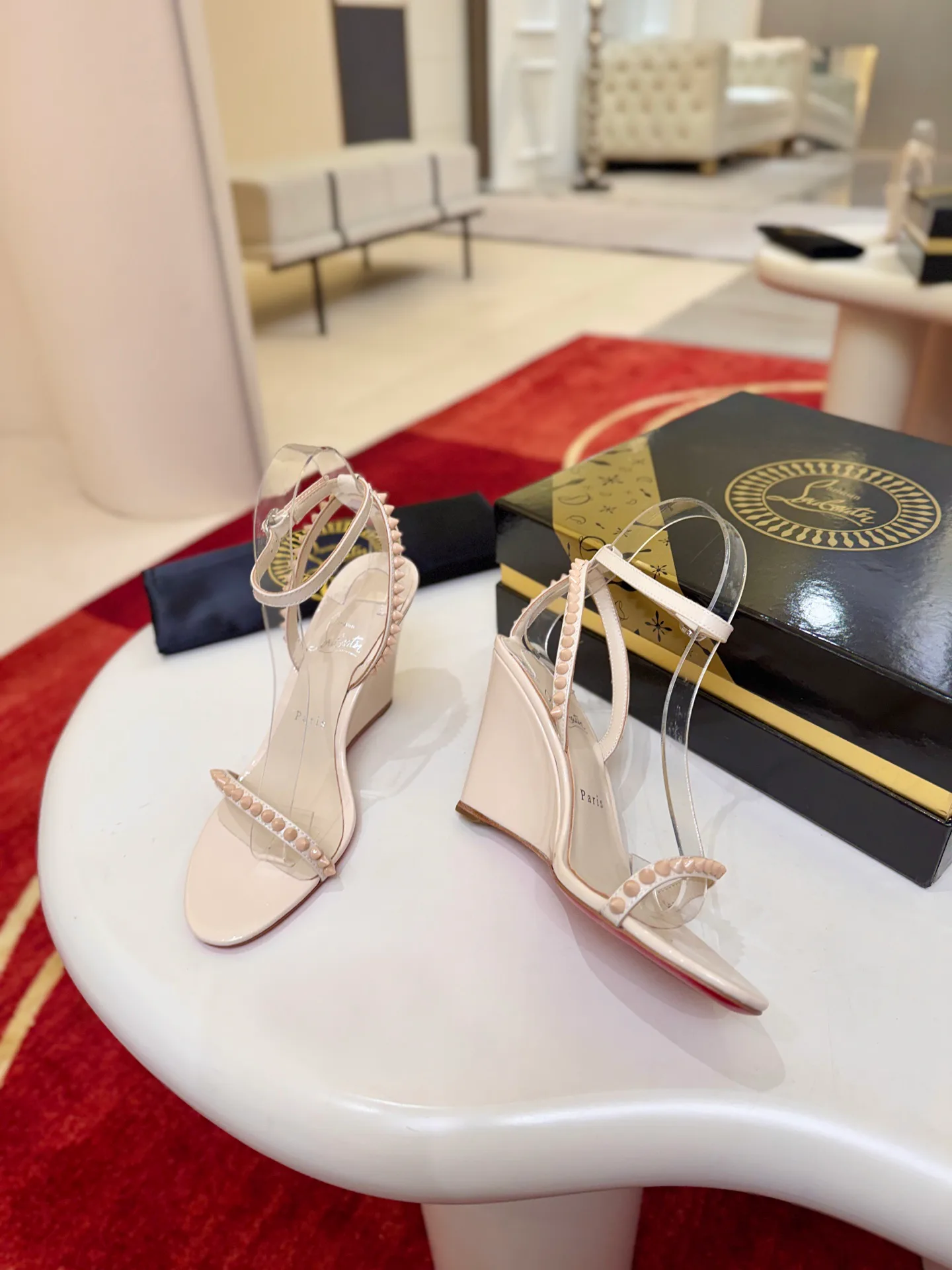 Босоножки Женские Christian Louboutin 18500920