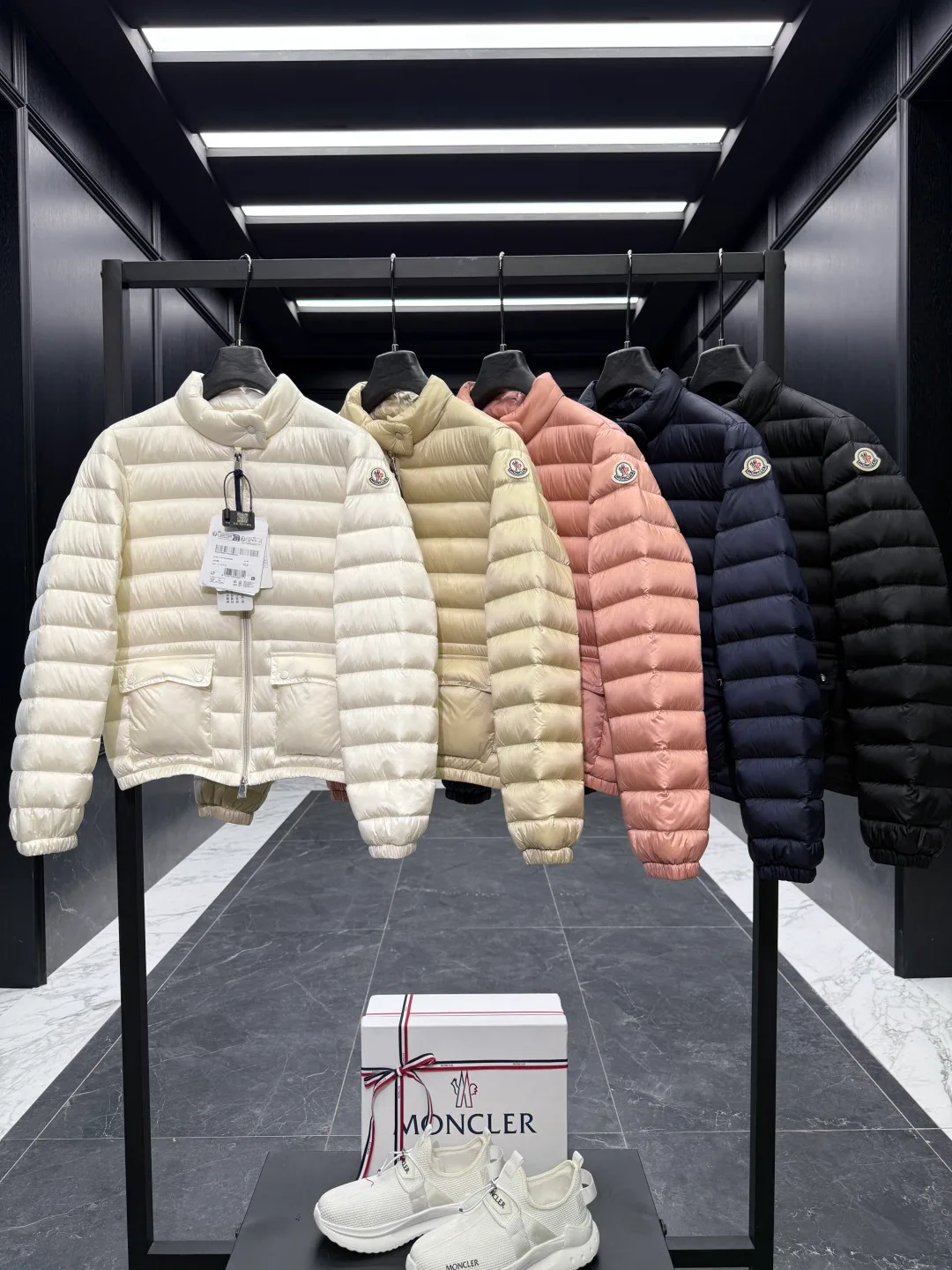 Куртки И Пуховики Женские Moncler 19859638