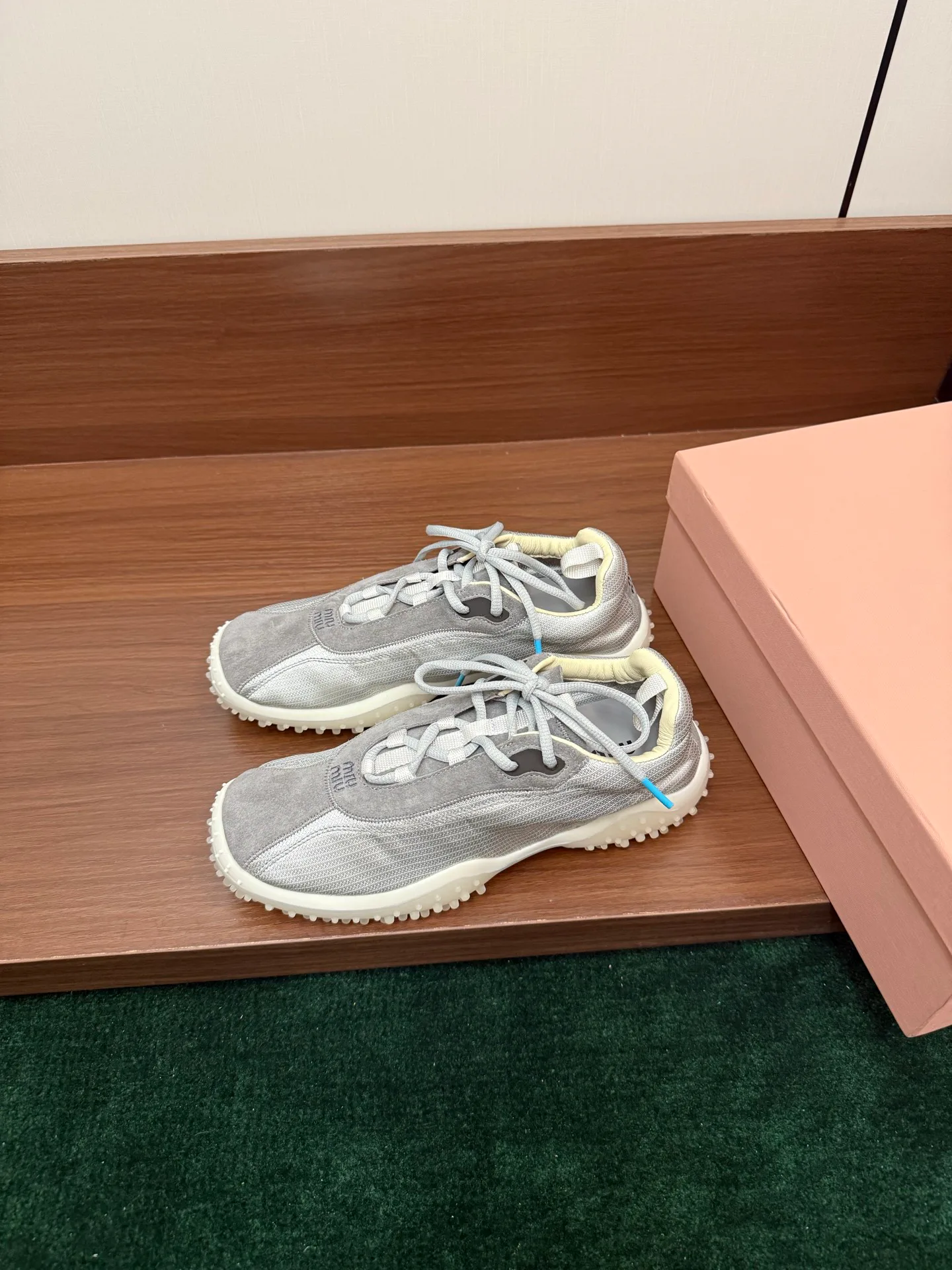 Кроссовки Женские Miu Miu 18042056