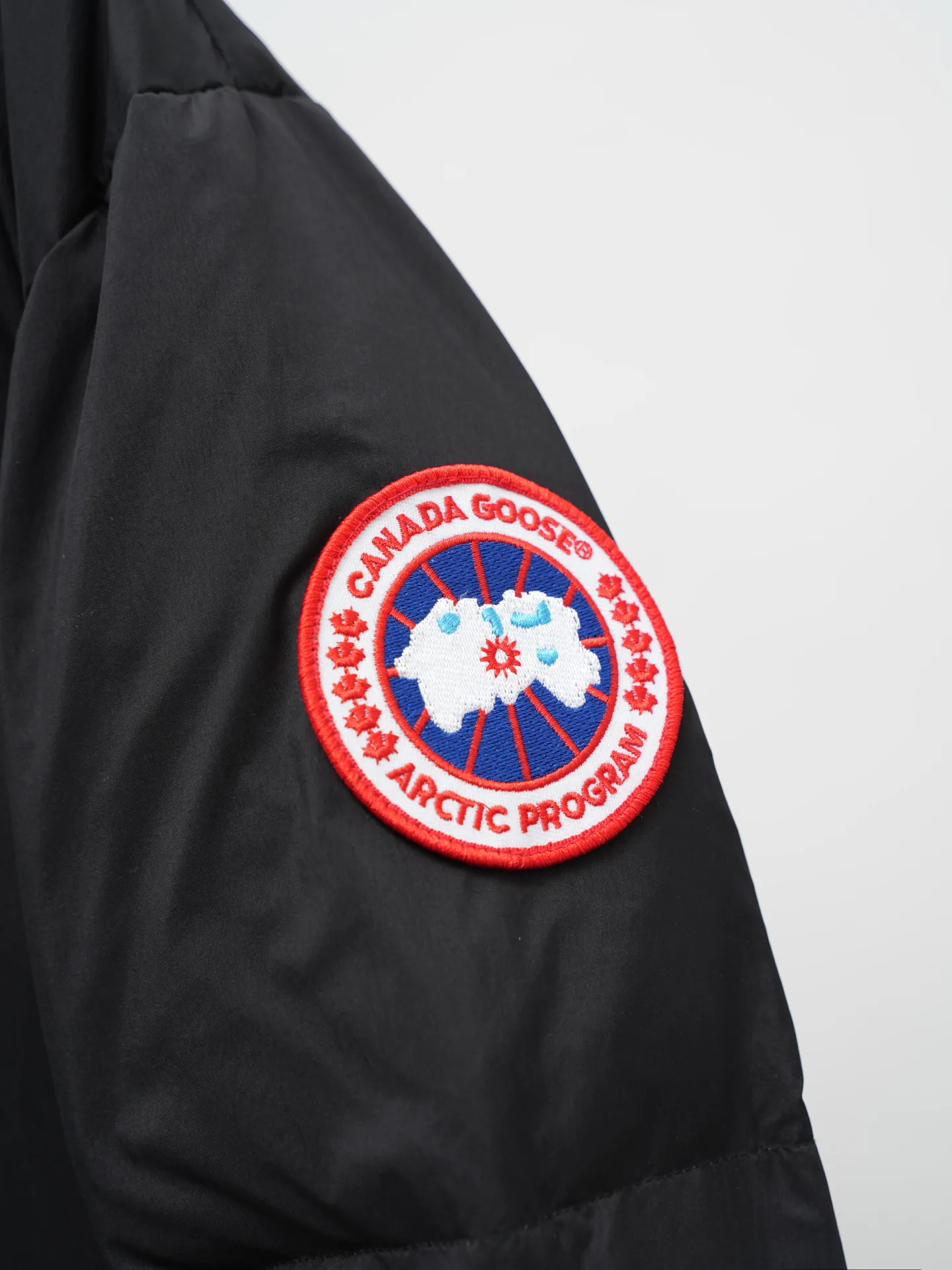 Куртки И Пуховики Мужские Canada Goose 1536070