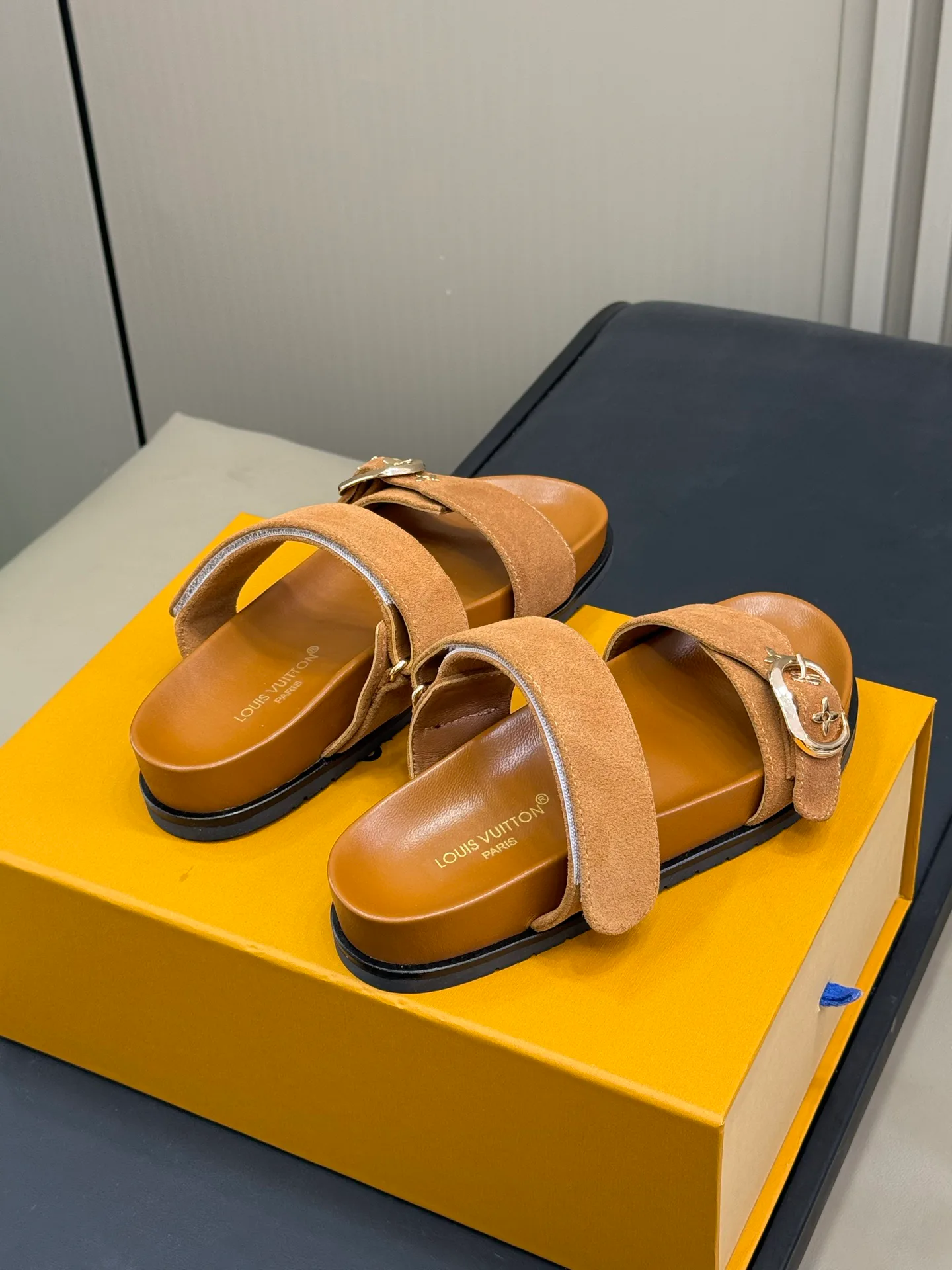 Шлепанцы Женские Louis Vuitton 19690