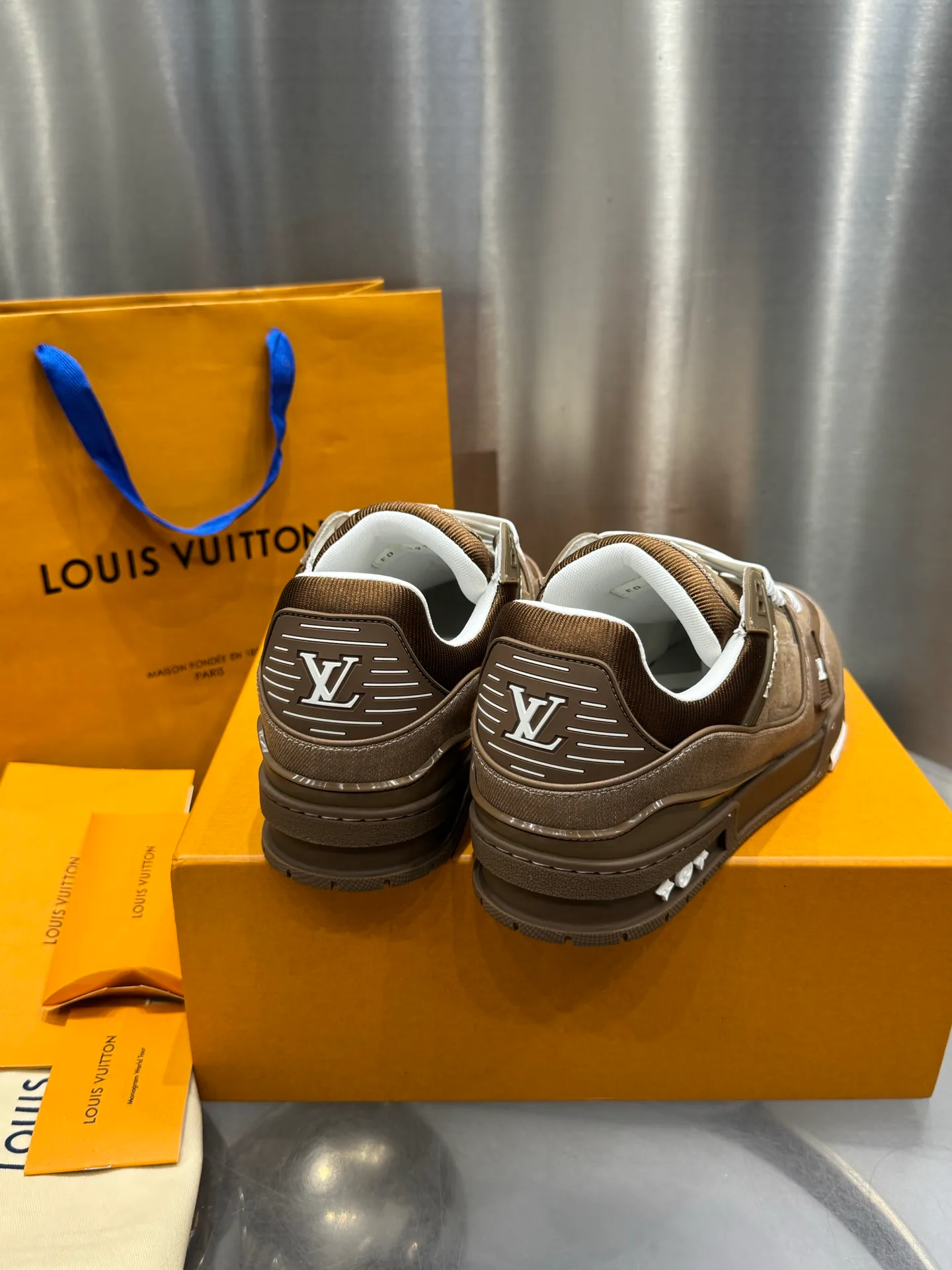 Кроссовки Женские Louis Vuitton 19073341