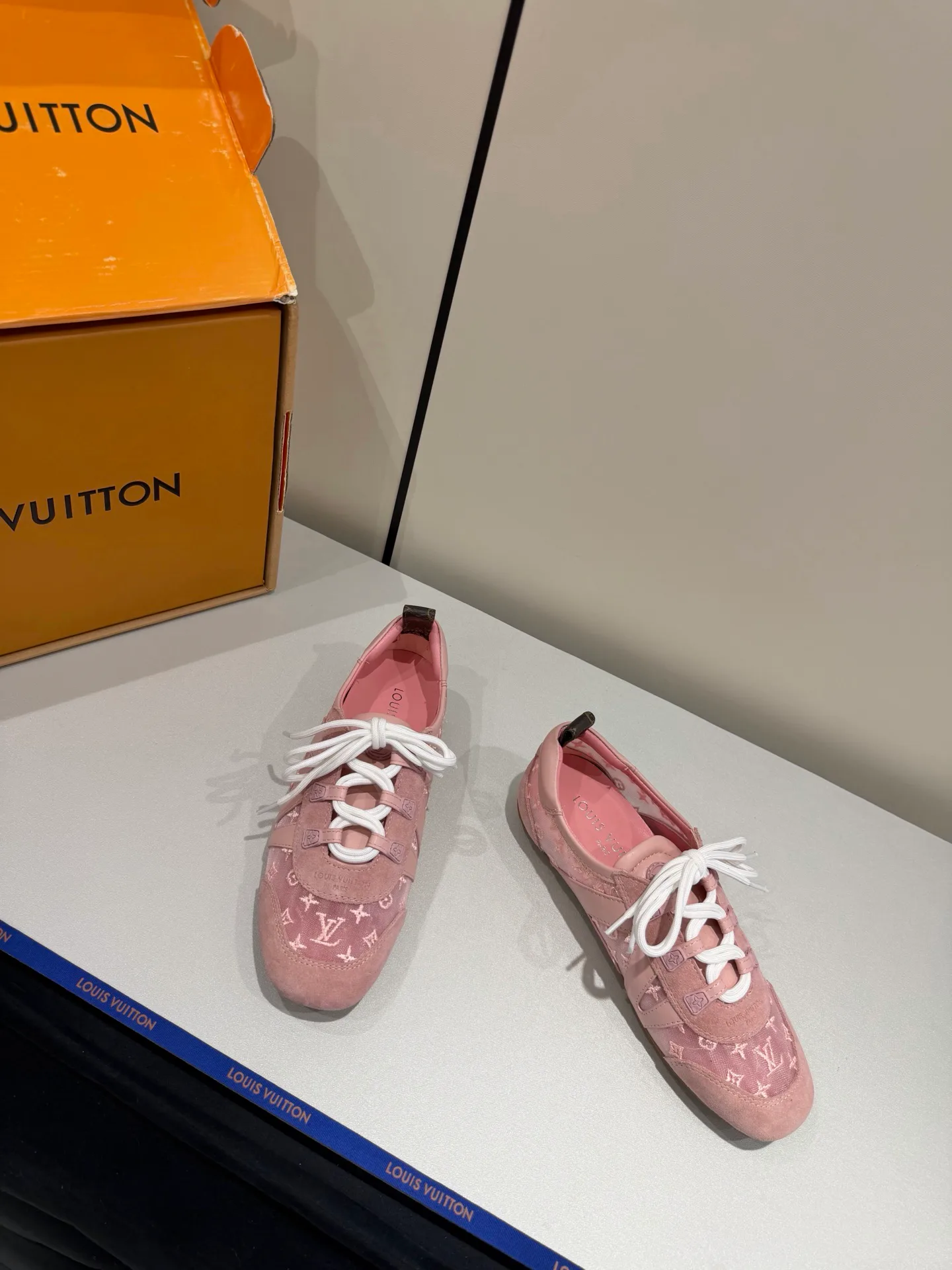 Кроссовки Женские Louis Vuitton 17934913