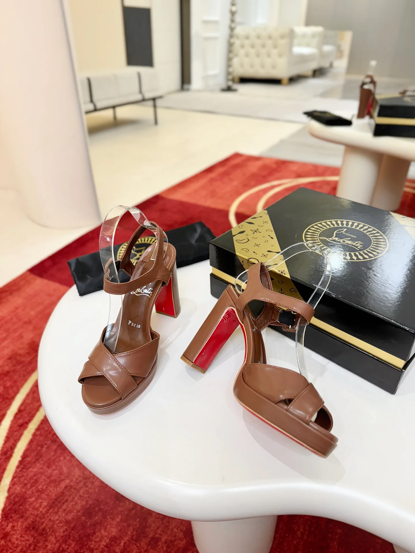 Босоножки Женские Christian Louboutin 18821532